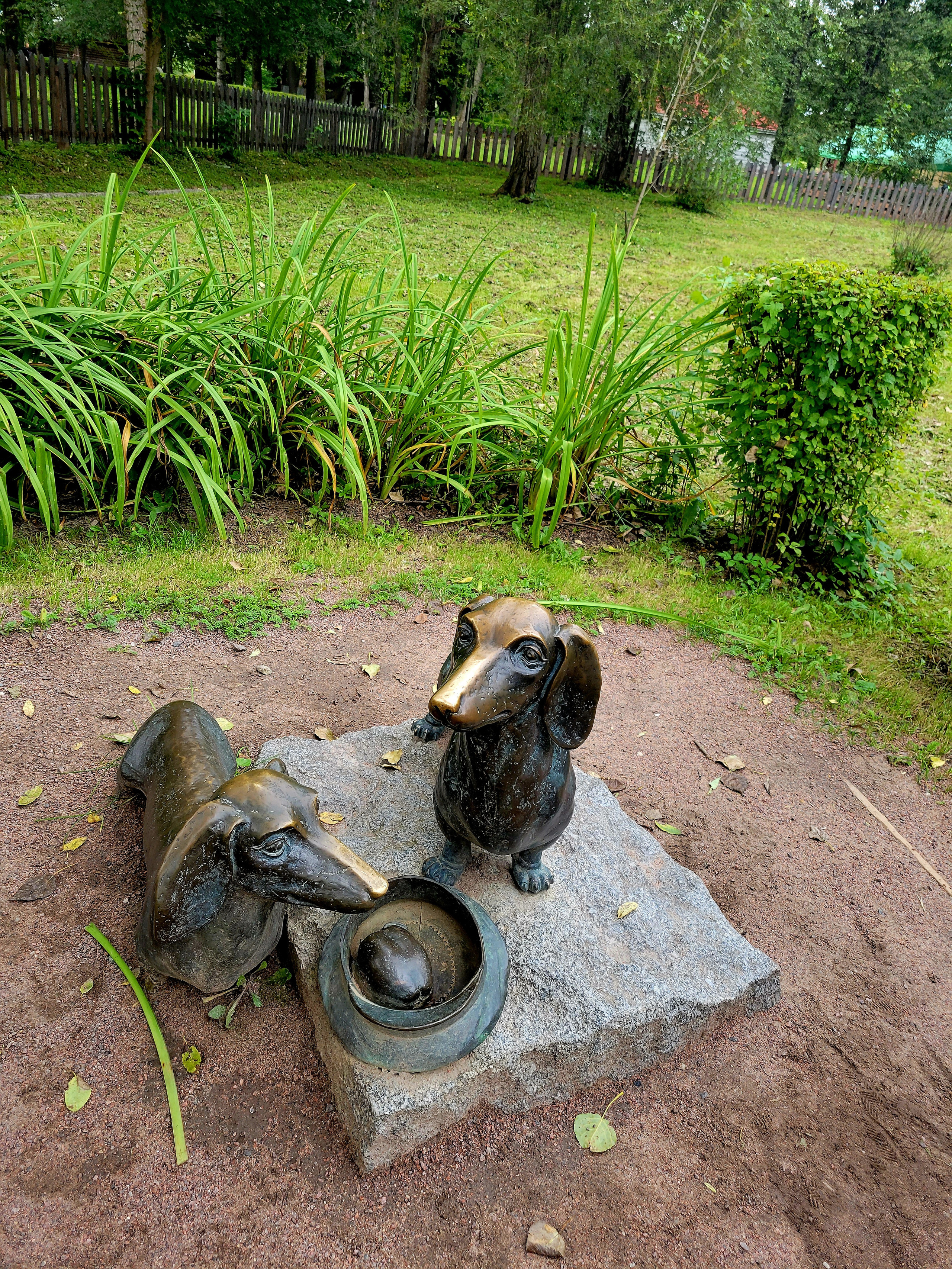 Памятник любимым собакам А.П.Чехова - таксам Хине и Брому