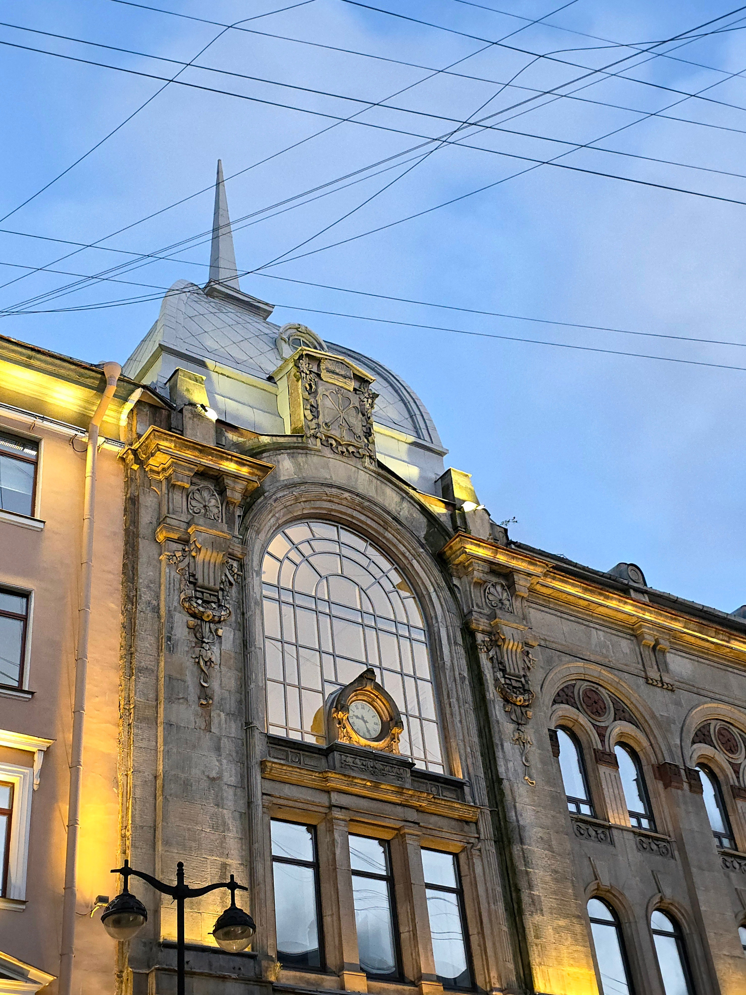Можно ходить часами по улицам и рассматривать фасады в любых улочках