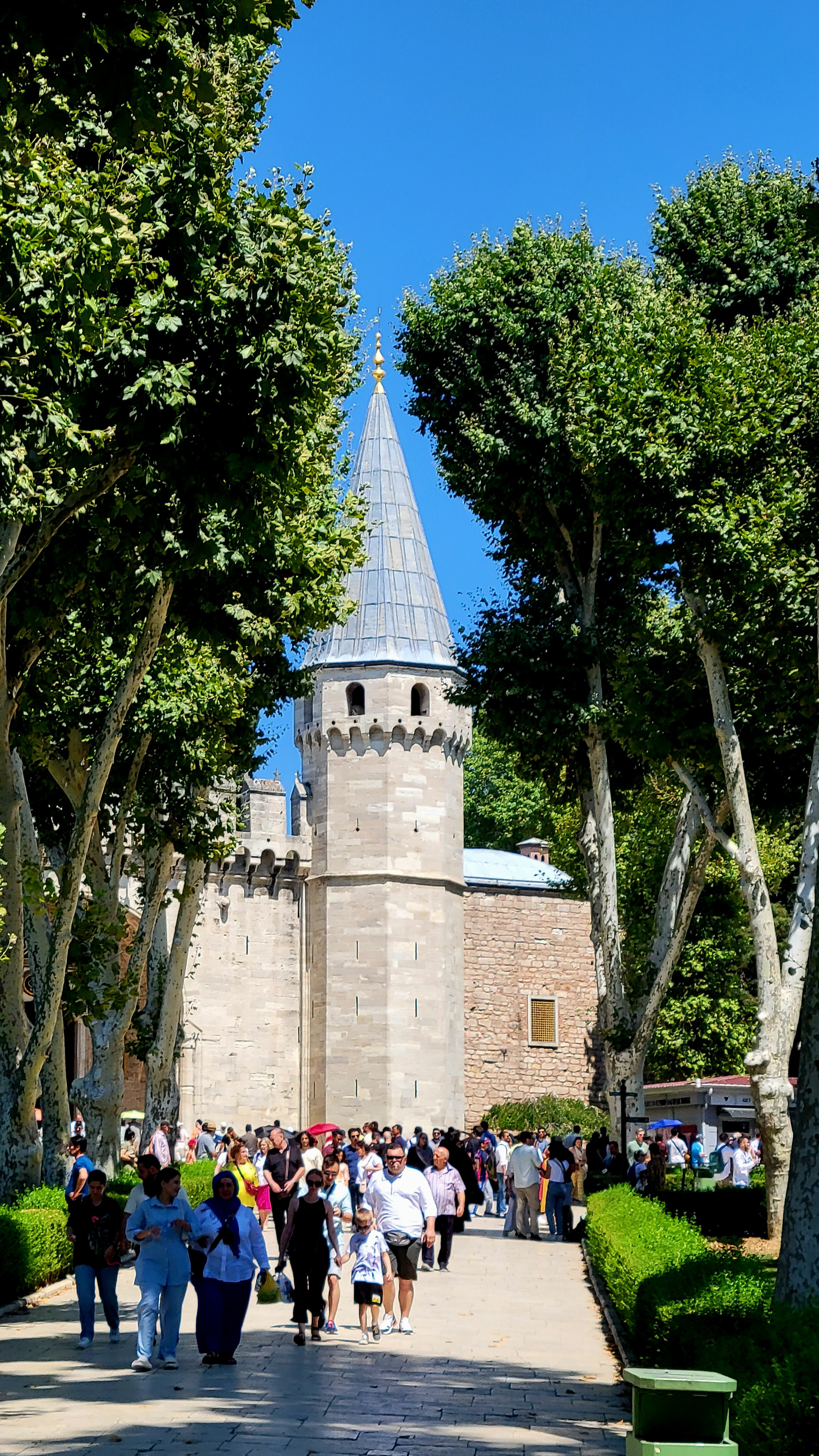 Топкапи. Самый известный дворец. Понравился меньше всего - это комплекс построек, сады. Выглядит сейчас все как музей, скучный аудиогид. Толпы народа и высоченные цены для иностранных туристов