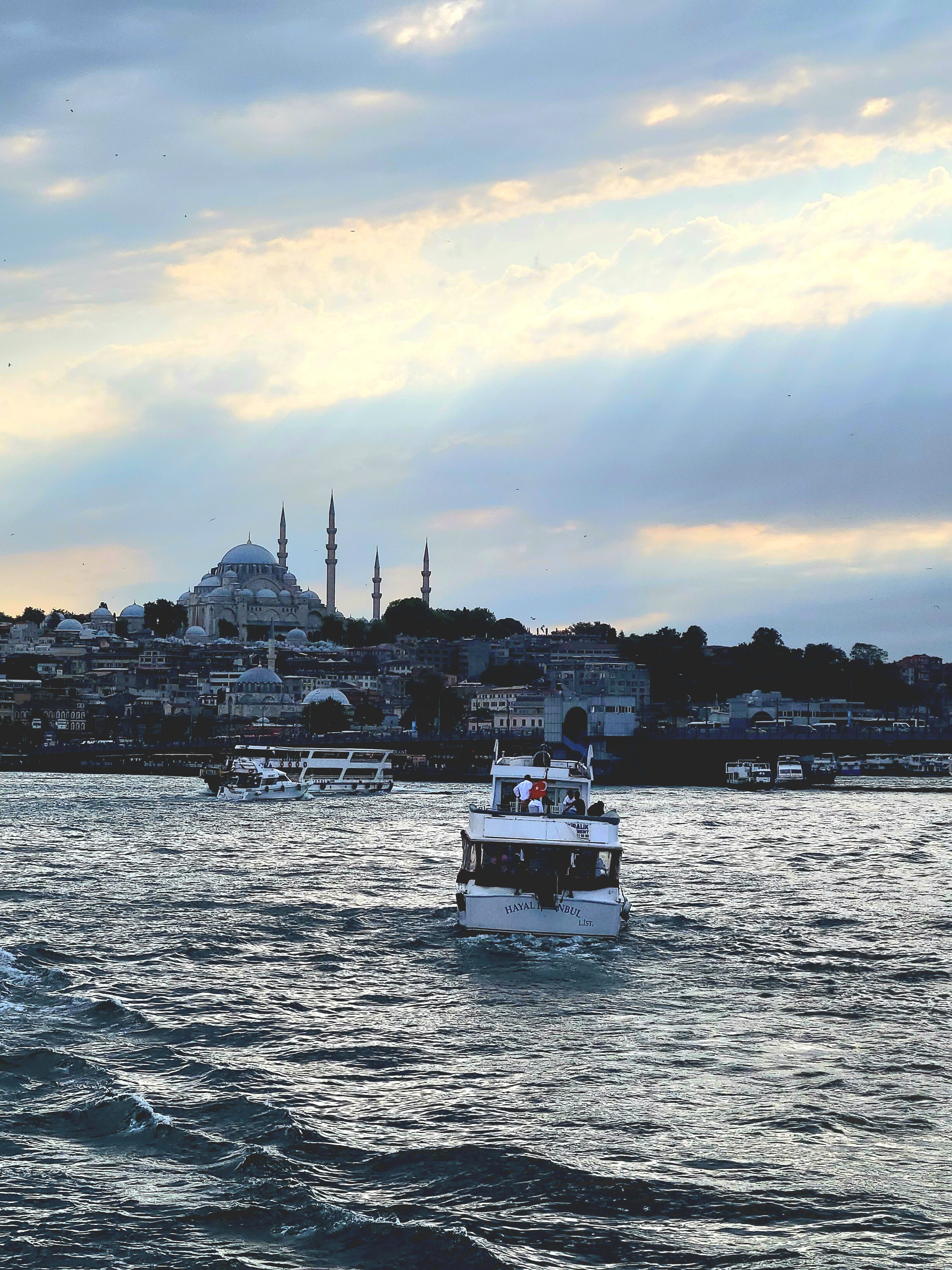 Домой отправились на кораблике. Раза в три дольше - но красиво. А мы же в отпуске, торопиться некуда!