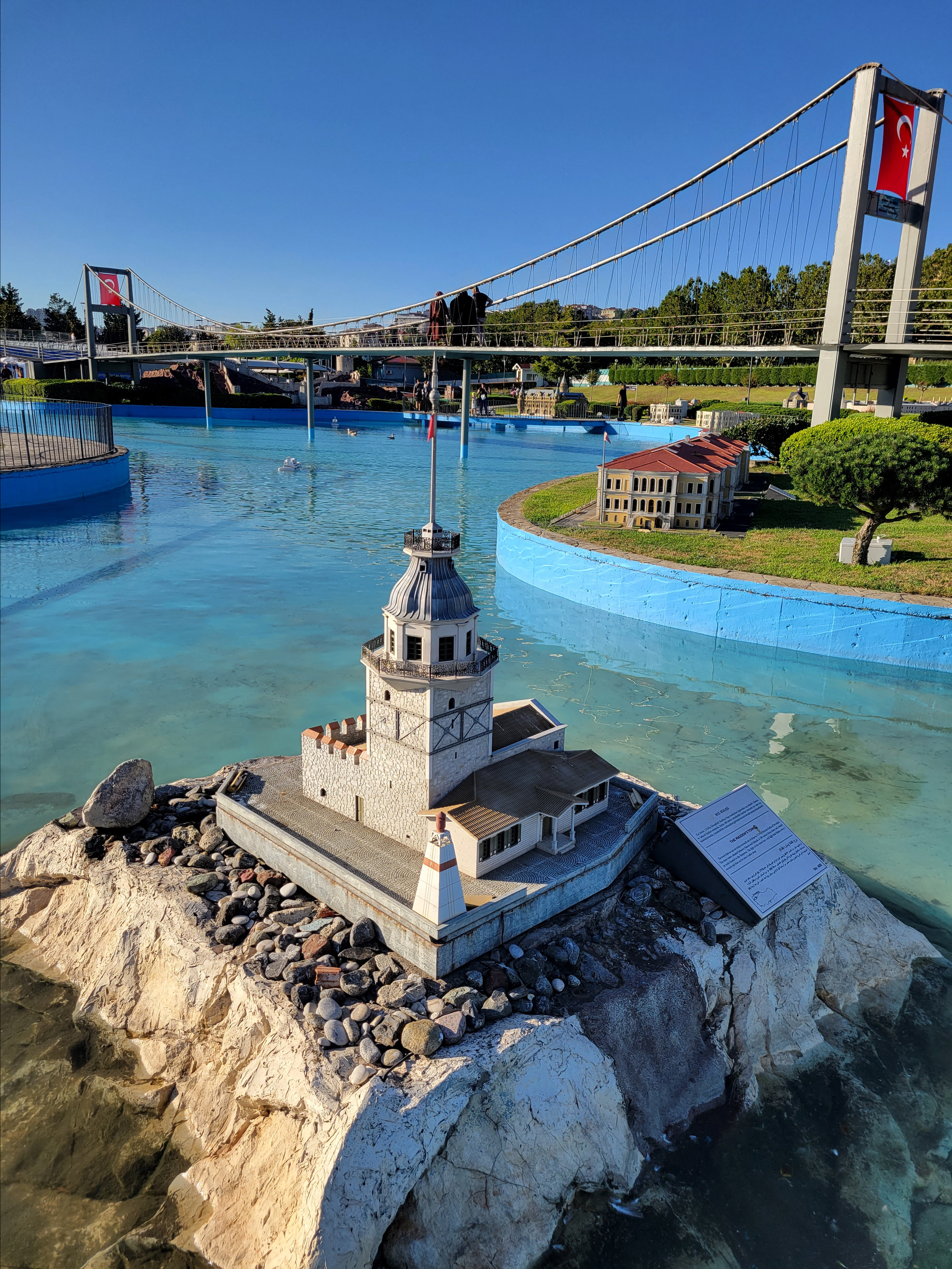 В музее две экспозиции. Внутри помещения - аналогична нашему питерскому макету России, но показывает исторические картины из жизни Стамбула