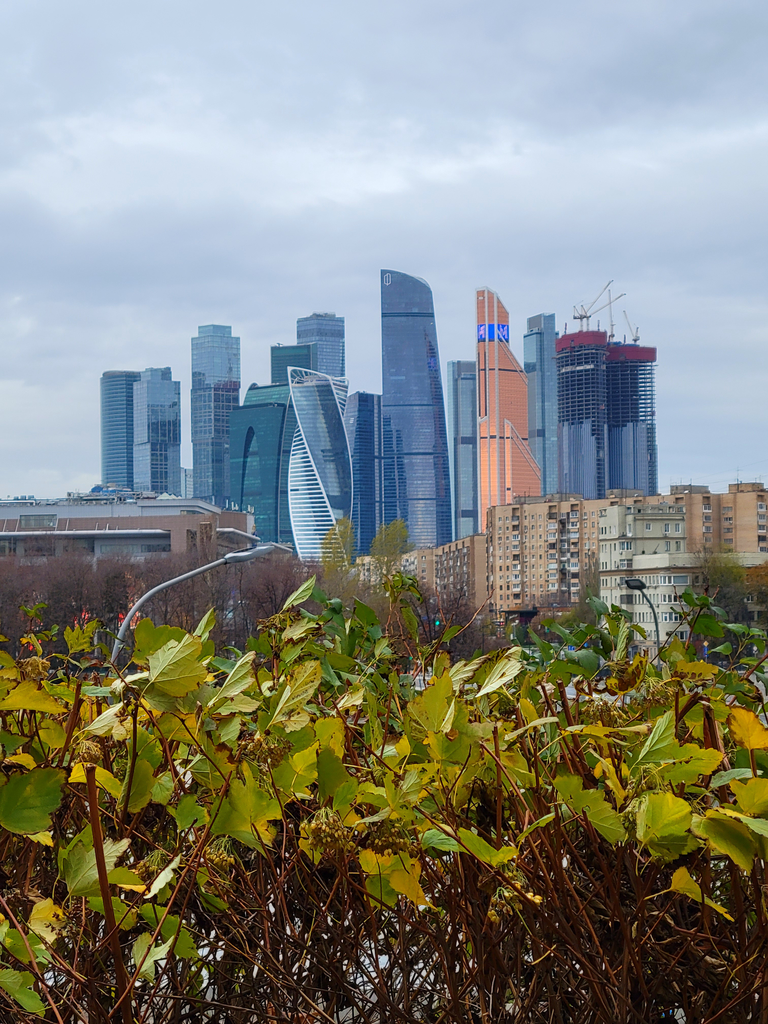 Набежали тучи, поднялся ветер и вынудил закончить съемку в этот день. Но скоро новый октябрь и есть все шансы продолжить.