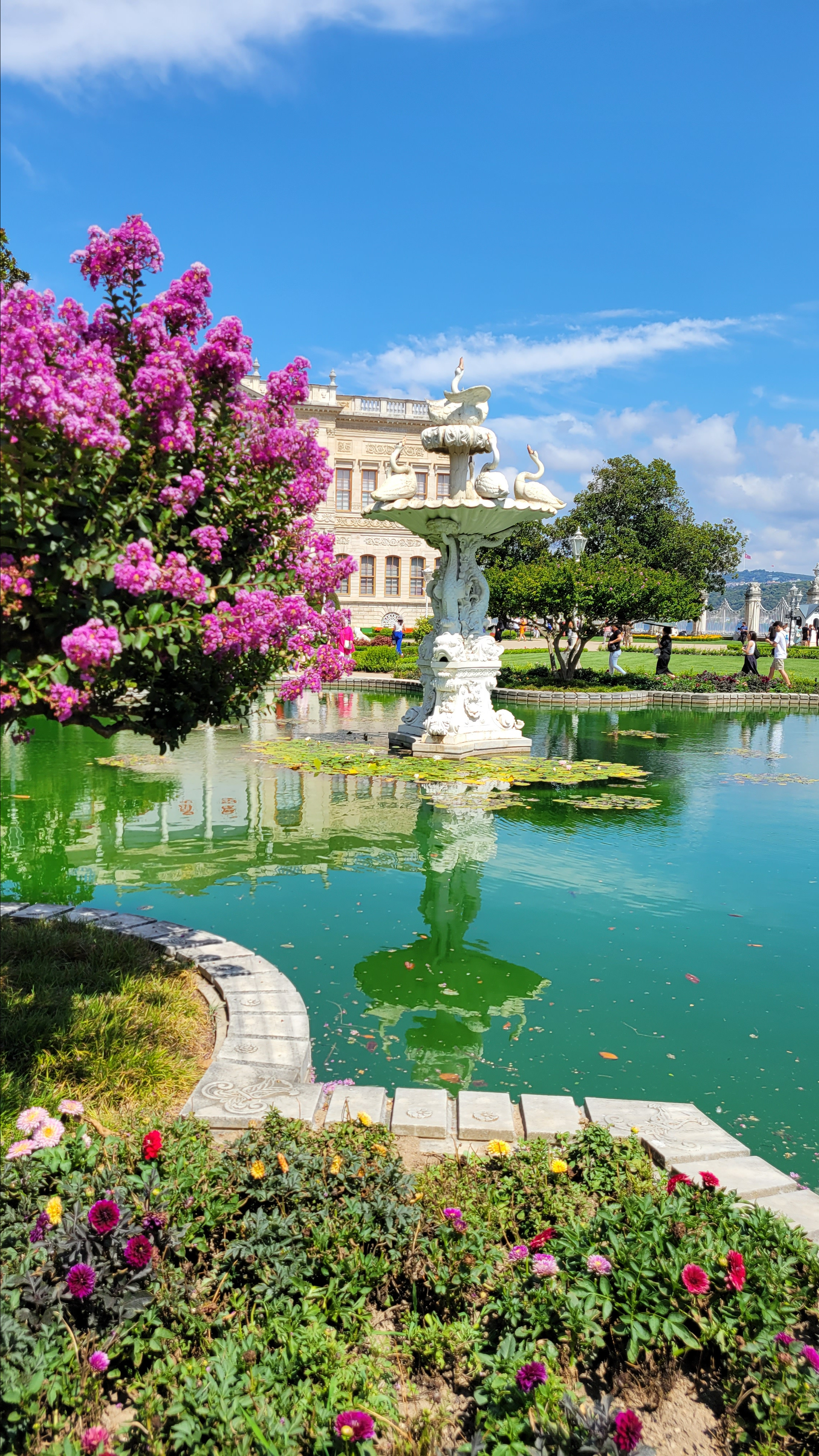 Парк, раскинувшийся перед дворцом на берегу Босфора. Красиво, но очень отстраненно. Ощущение, как в Эрмитаже