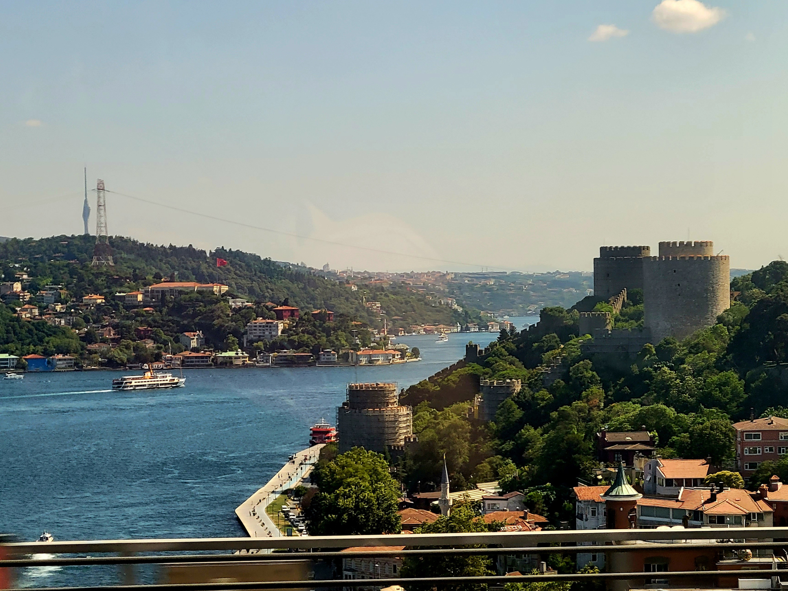 Жили мы в апартаментах в жилом квартале Maltepe на азиатской стороне. По дороге из аэропорта - Босфор и крепость Румели Хисары