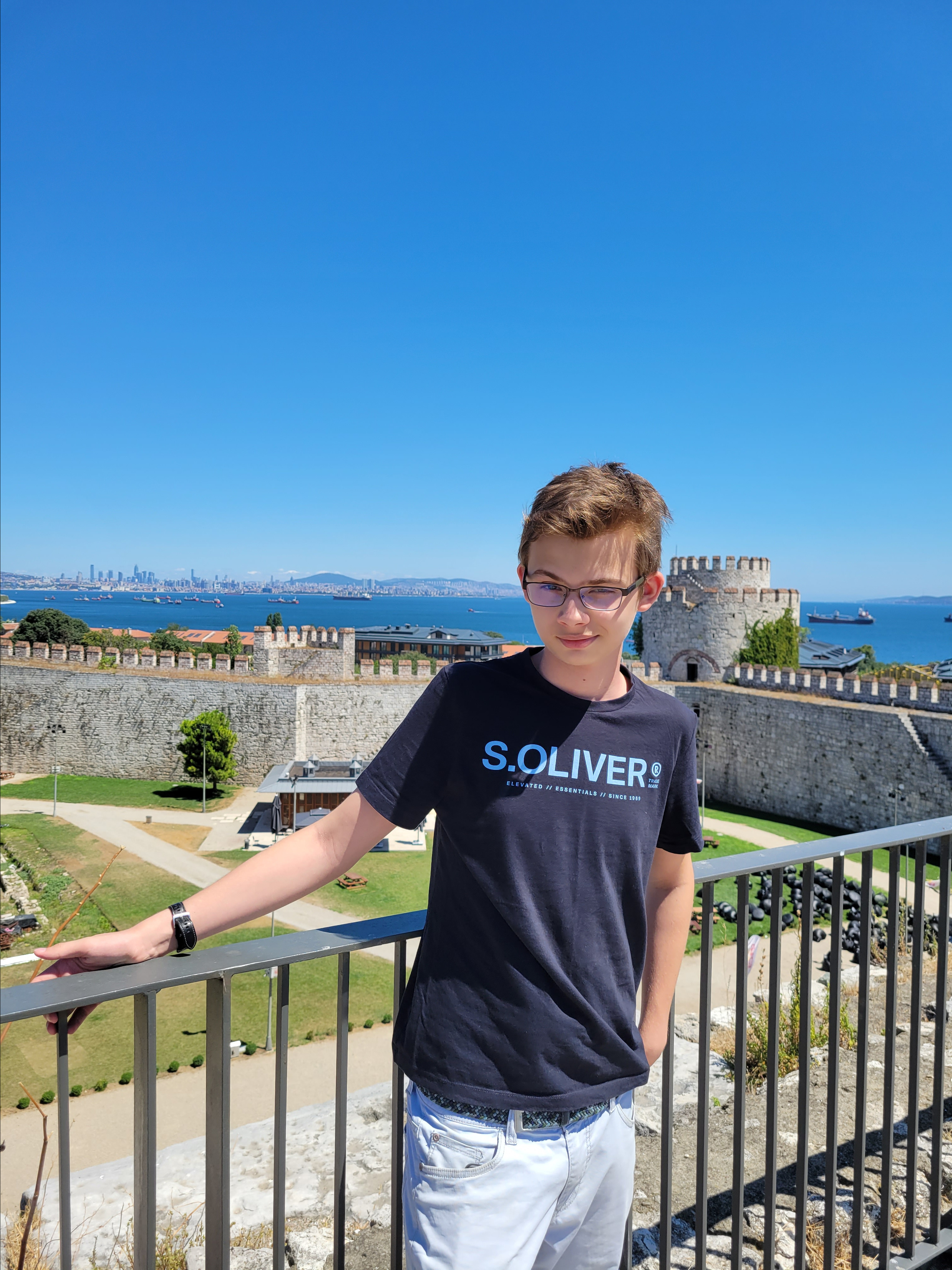 В башне в сторону Золотых ворот была открыта дверь. Заглянули - горит свет, видна лестница. Оказалось - проход на самый верх на смотровую площадку