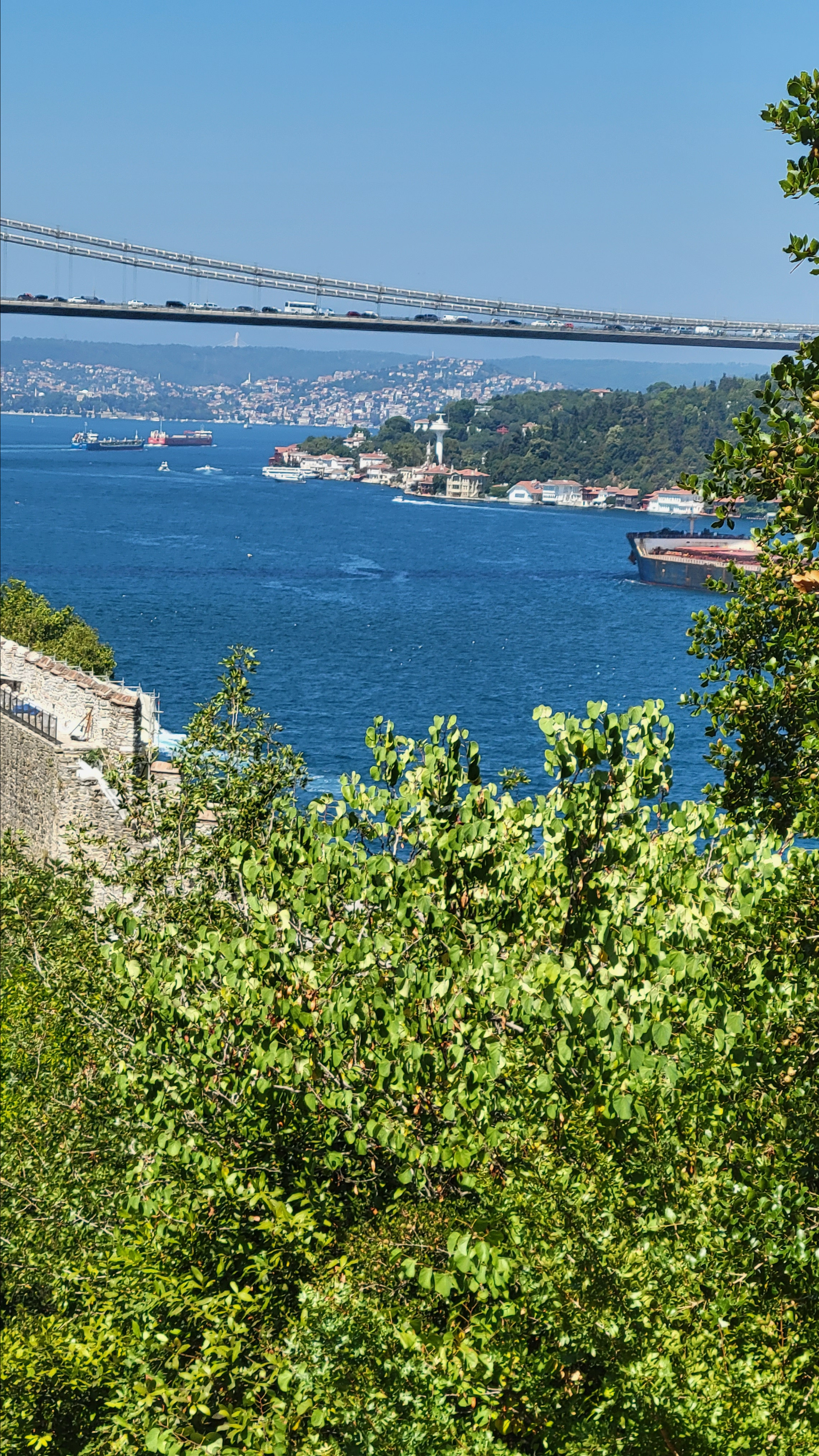 Всего через Босфор три подвесных моста. Первый открыт был в 1973 г. Второй - мост Мехмета Фатиха - открыт к 535 годовщине взятия Константинополя в 1988 г. Третий - мост султана Селима Грозного, совсем новый (2016 г), находится недалеко от Черного моря. На фото - второй мост