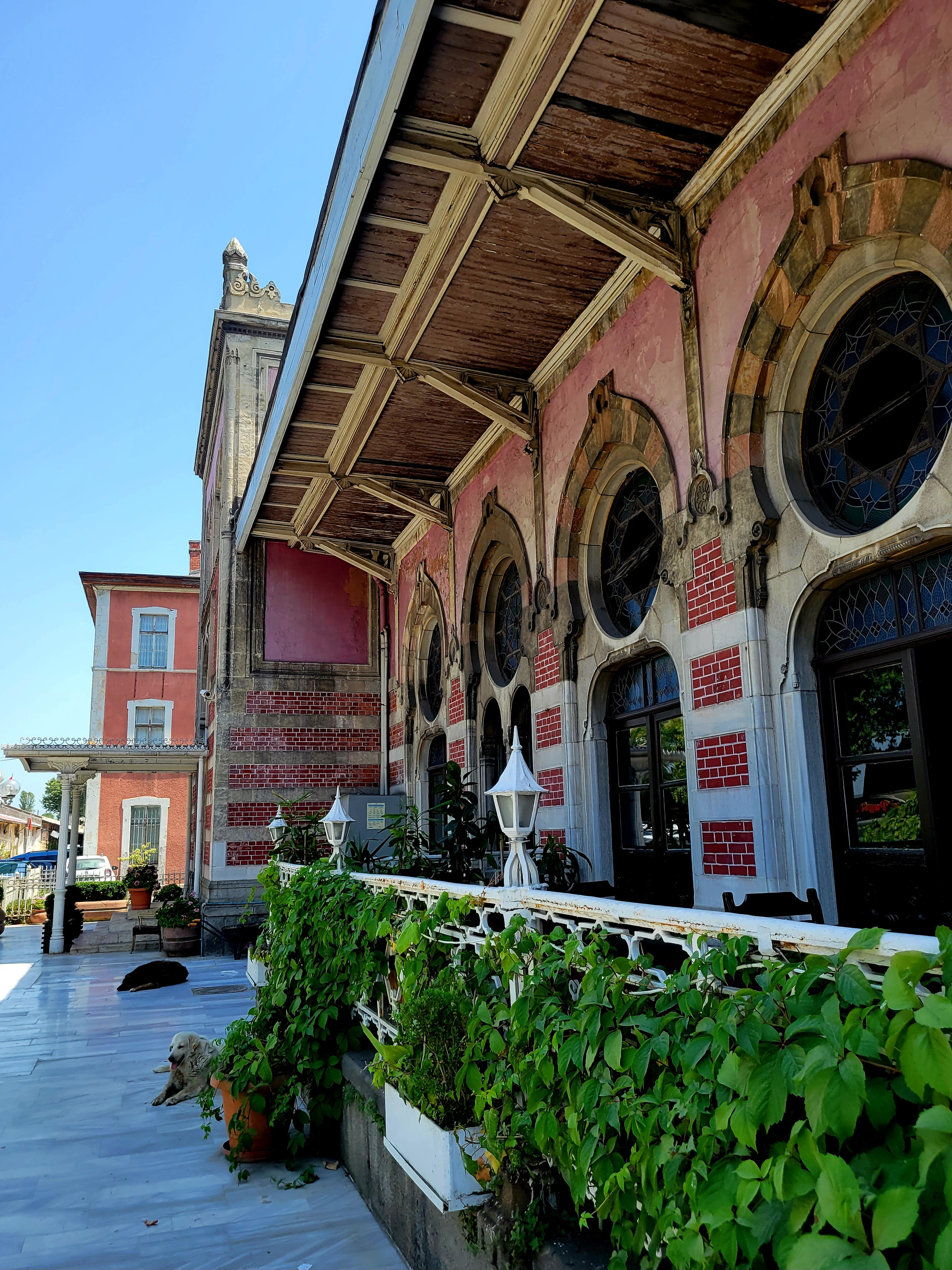 На вокзале сохранилась обстановка купе Восточного экспресса в музее ж/д транспорта, сам вокзал сейчас обслуживает лишь пригородные поезда