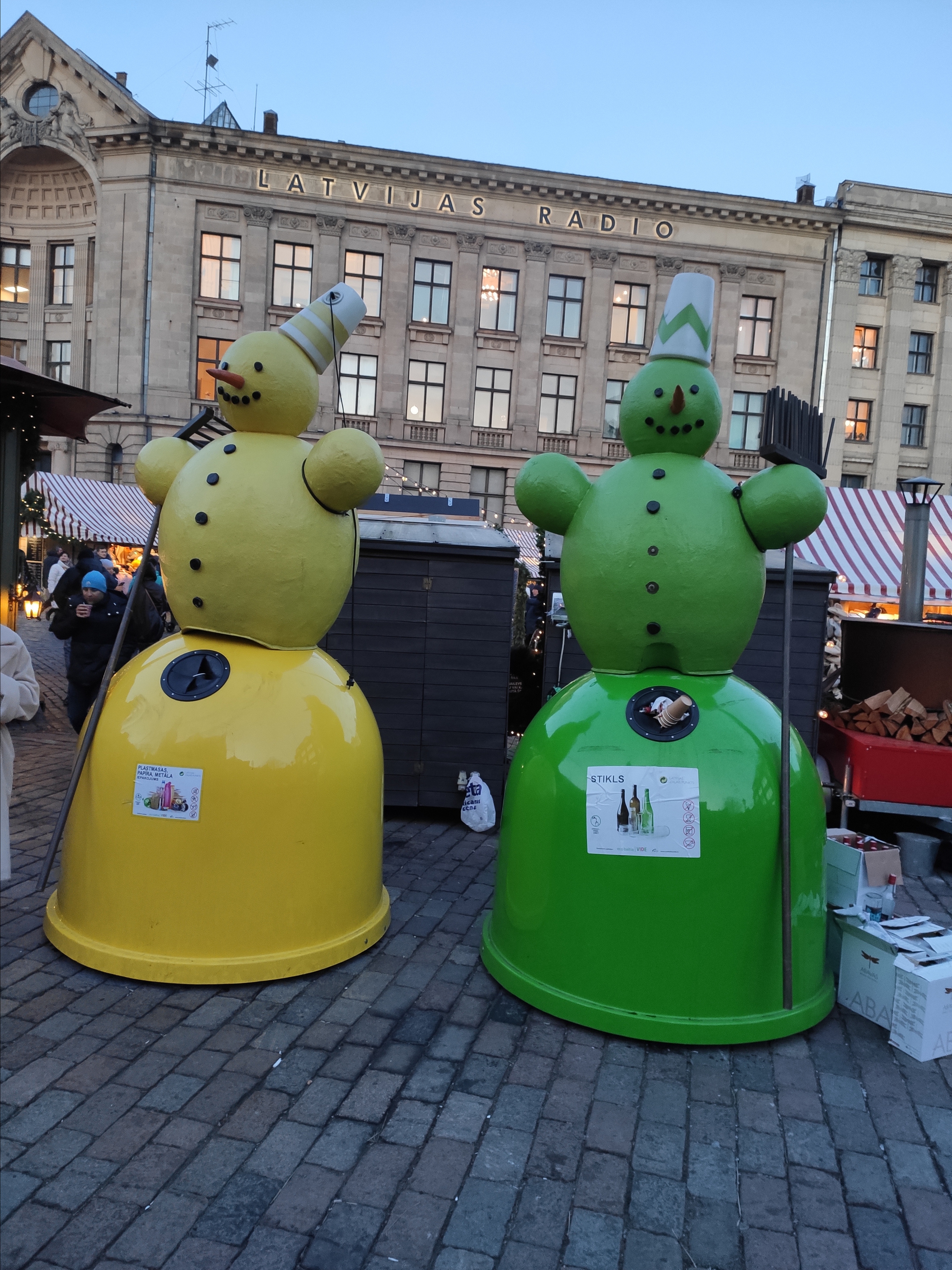 Даже помойки в виде снеговиков