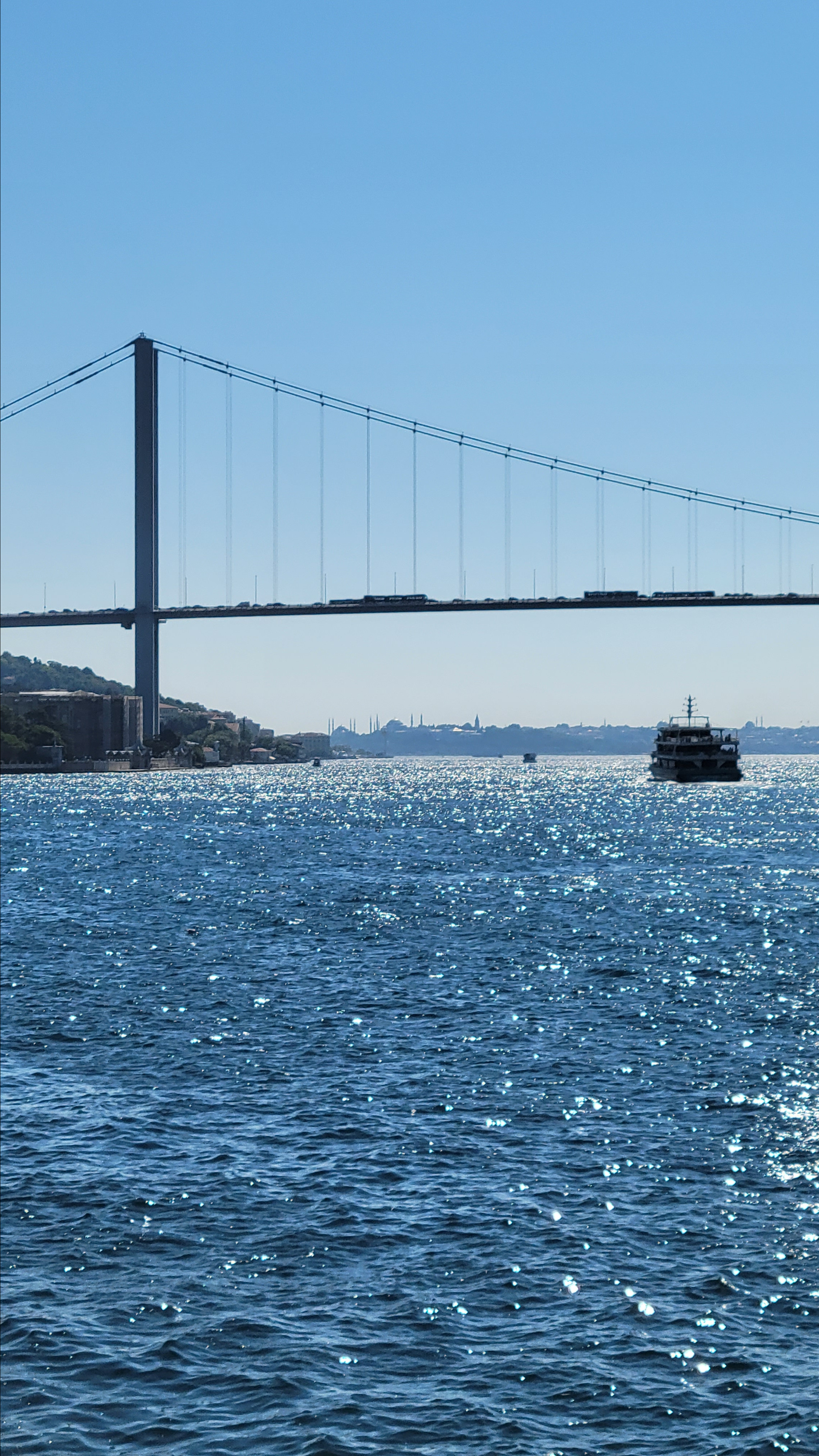 Босфор, первый мост. Традиционный заплыв по Босфору начинается чуть выше второго моста, и заканчивается уже за первым. Посмотрел я на течение, на волны, на медуз... пока желания плыть здесь не возникло. Посмотрим, как оно будет дальше