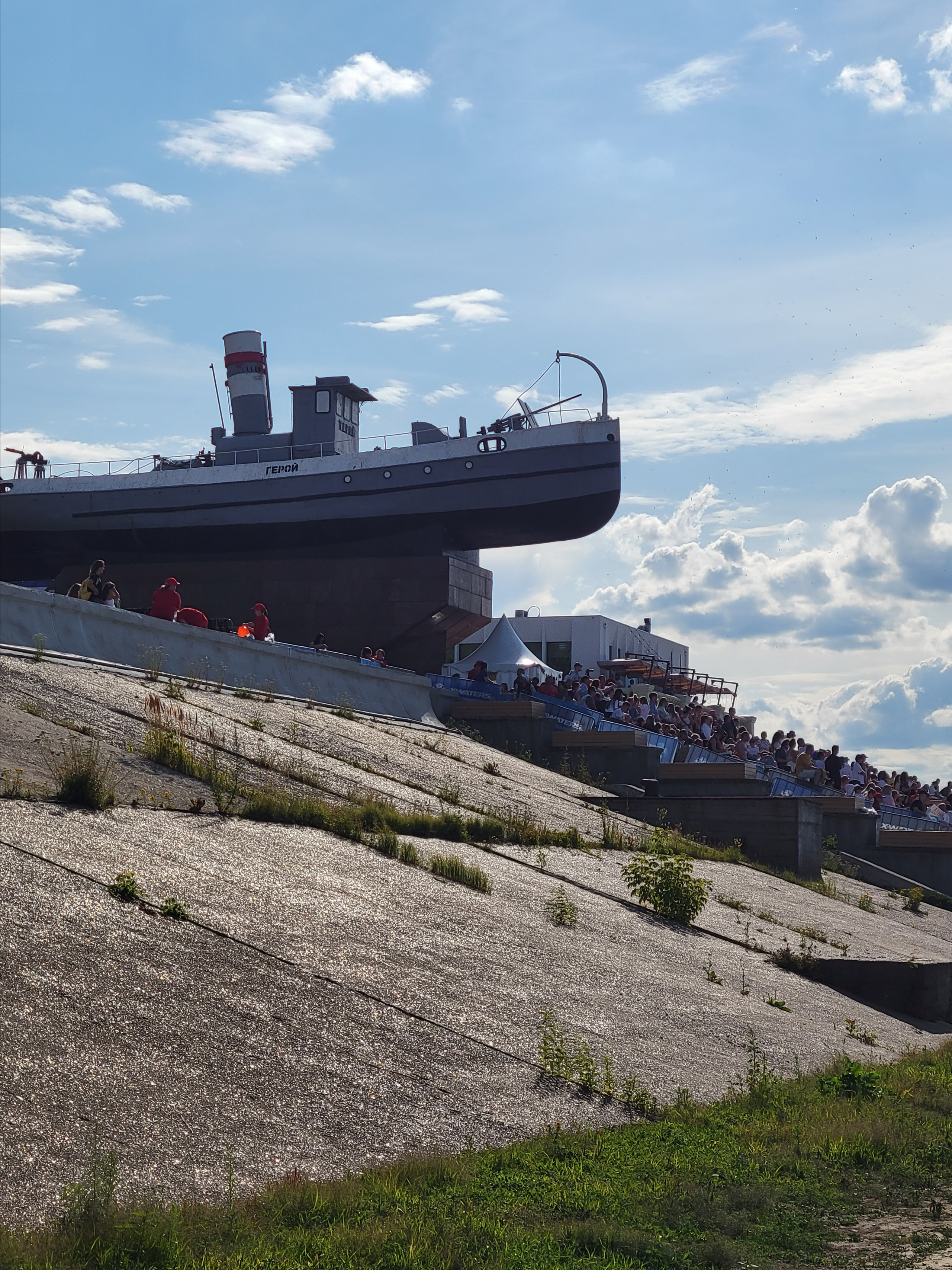 Заплыл по середине реки в заросли водорослей. Увидел, что в 15 м от меня другие пловцы СТОЯТ по пояс. И это в 1 км от берега. Успокоился :)