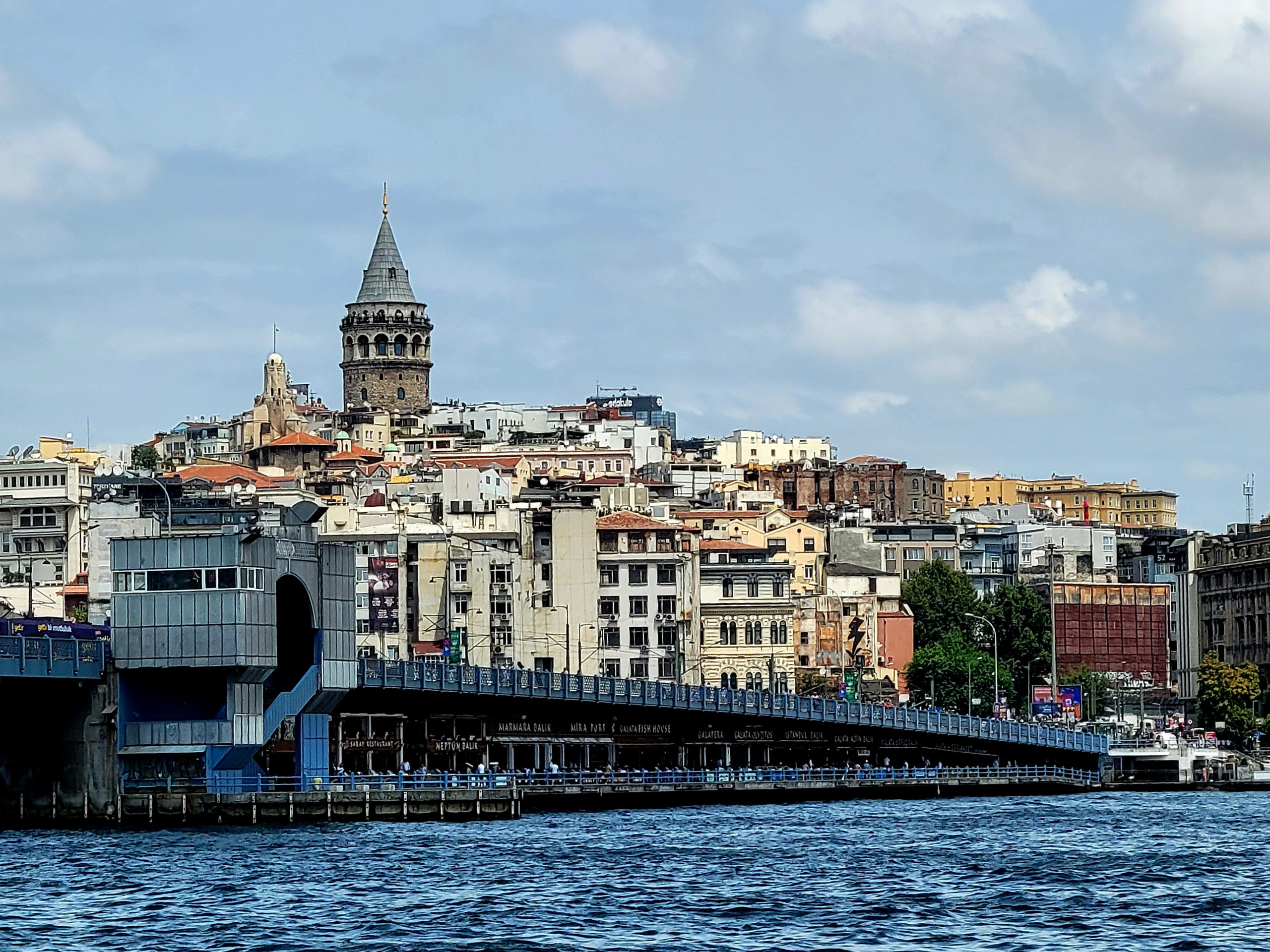 Галатский мост через Золотой рог. Под мостом расположились ресторанчики с морепродуктами