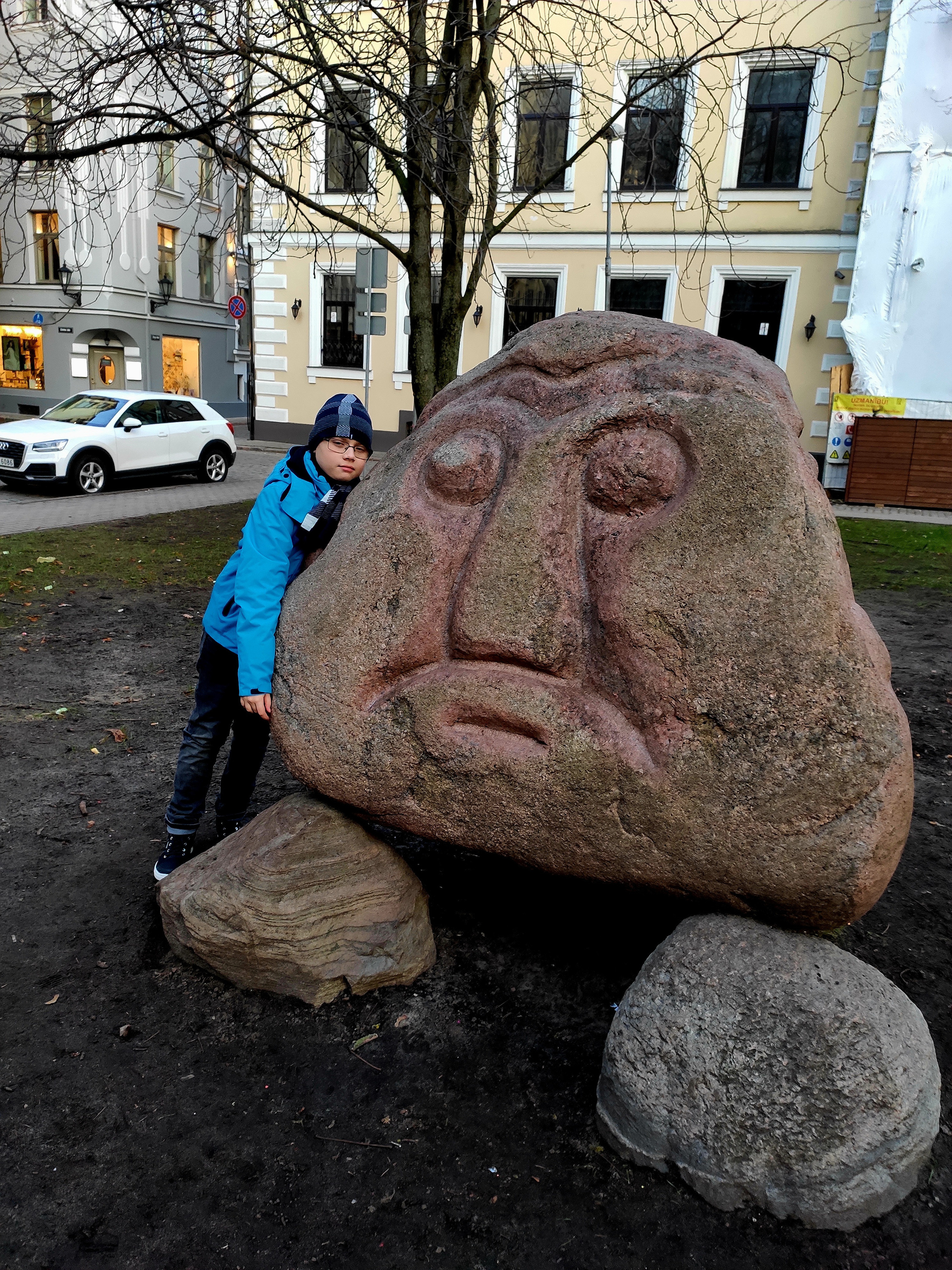 Камень-валун в центре старого города