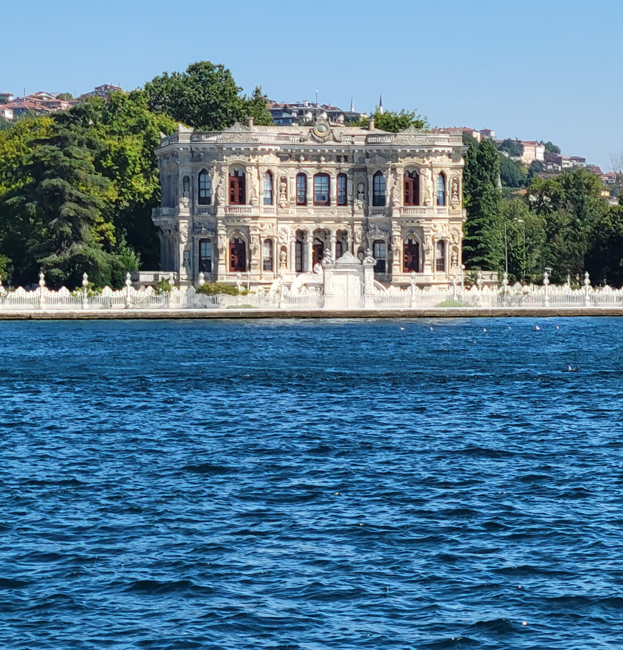 Последний взгляд на дворец с воды - и в путь к себе на кораблике