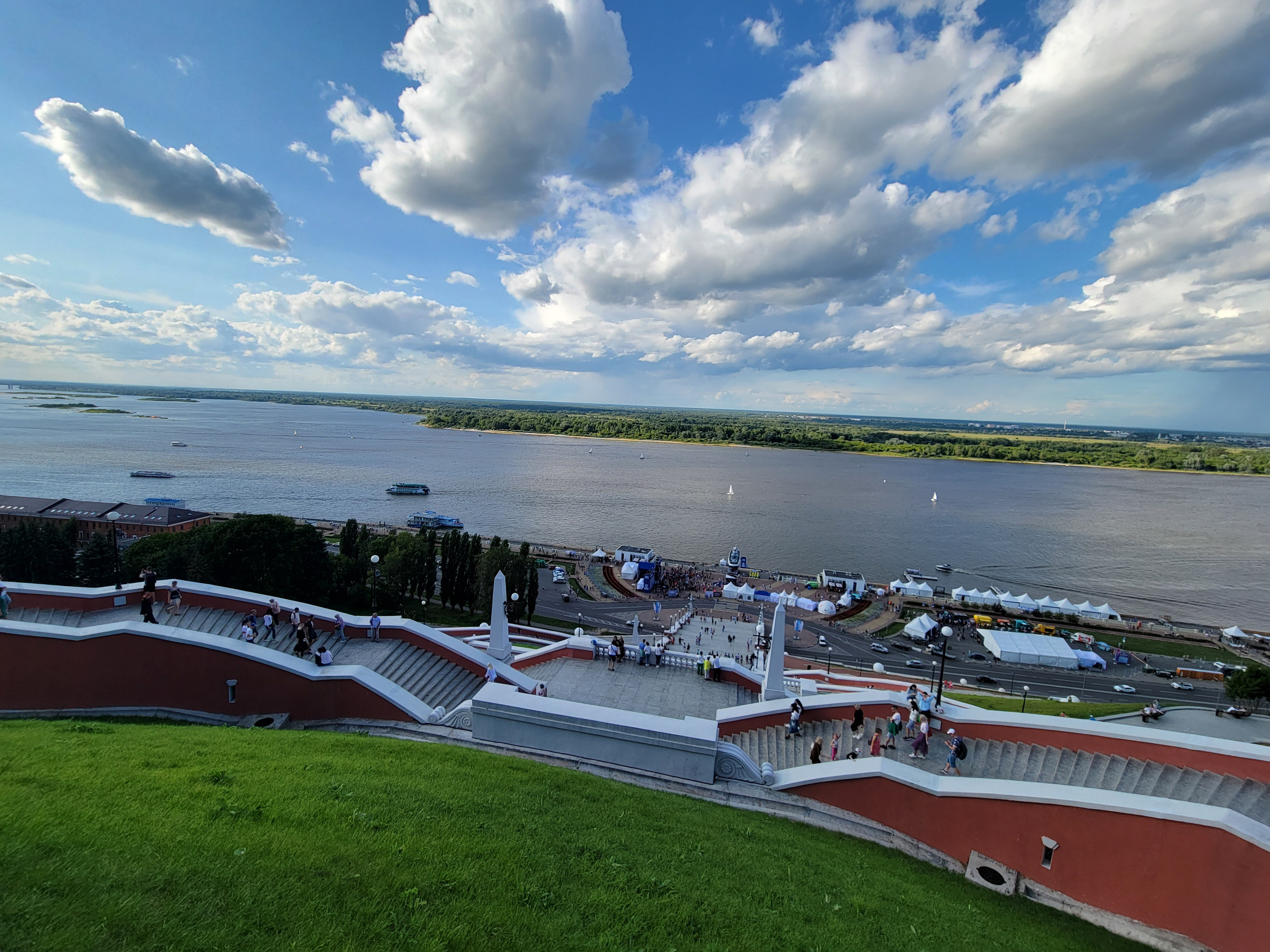 Вдали - место старта на 3 км. Внизу лестницы Чкалова - финиш