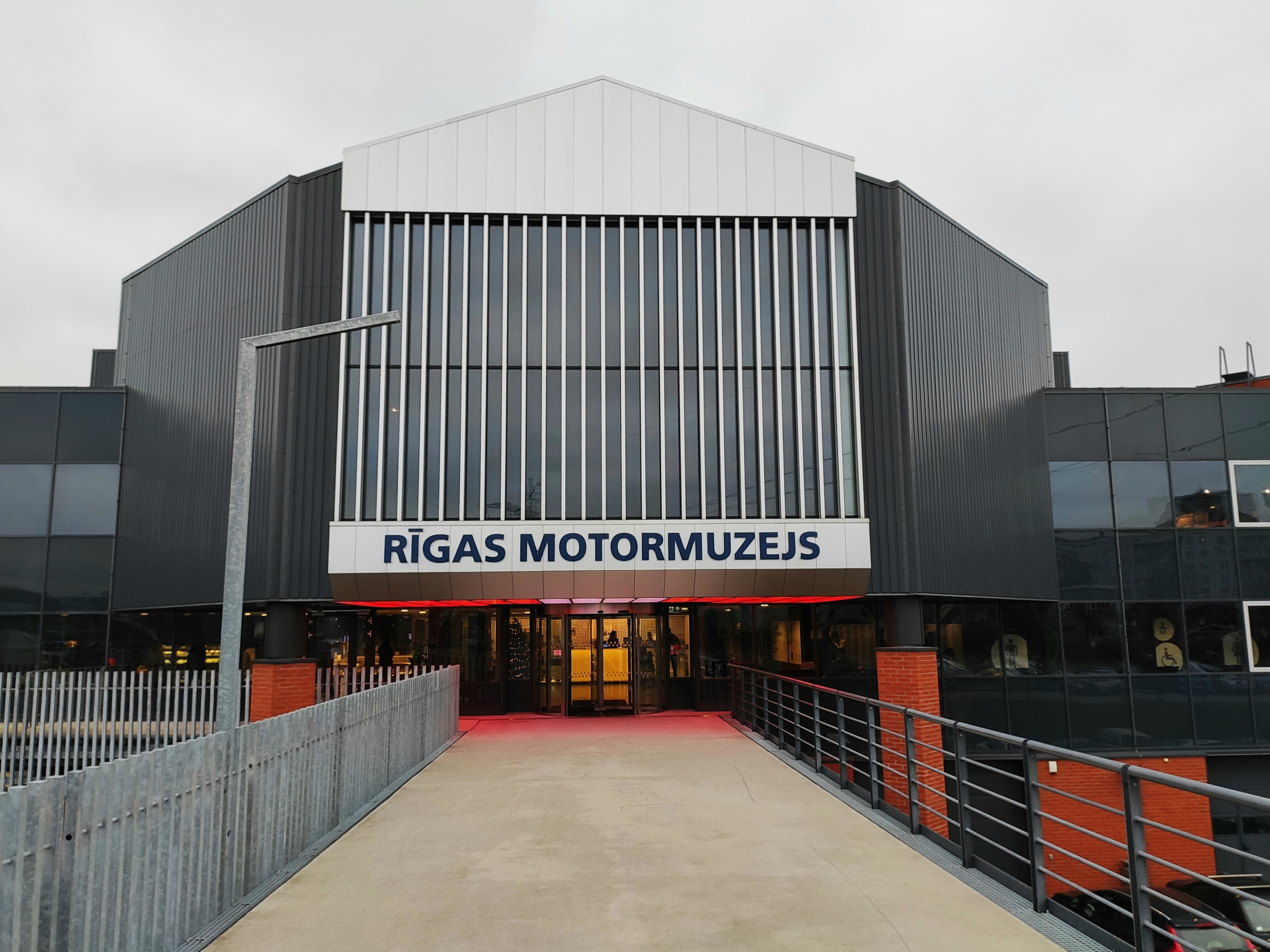 Погода в Риге была пасмурная и дождливая. Начали прогулку с музея авто. 