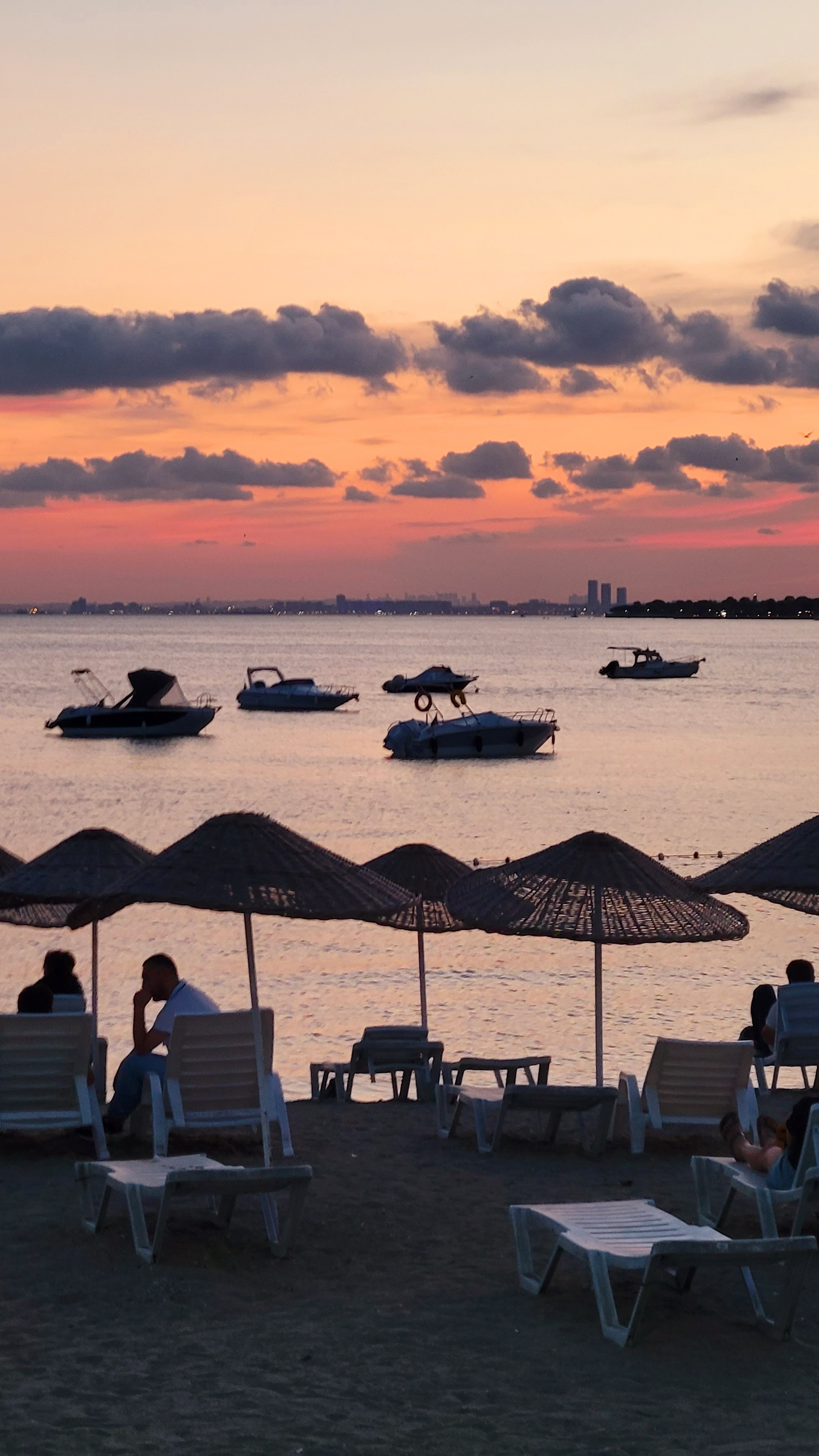 Закатное солнышко и местный пляж. Узкая полоска воды, песчаный пляжик с травой и медузами. После городской прогулки залезть в воду было очень здорово - но поплавать (как был исходно план) передумал, наткнувшись на первую же медузу.