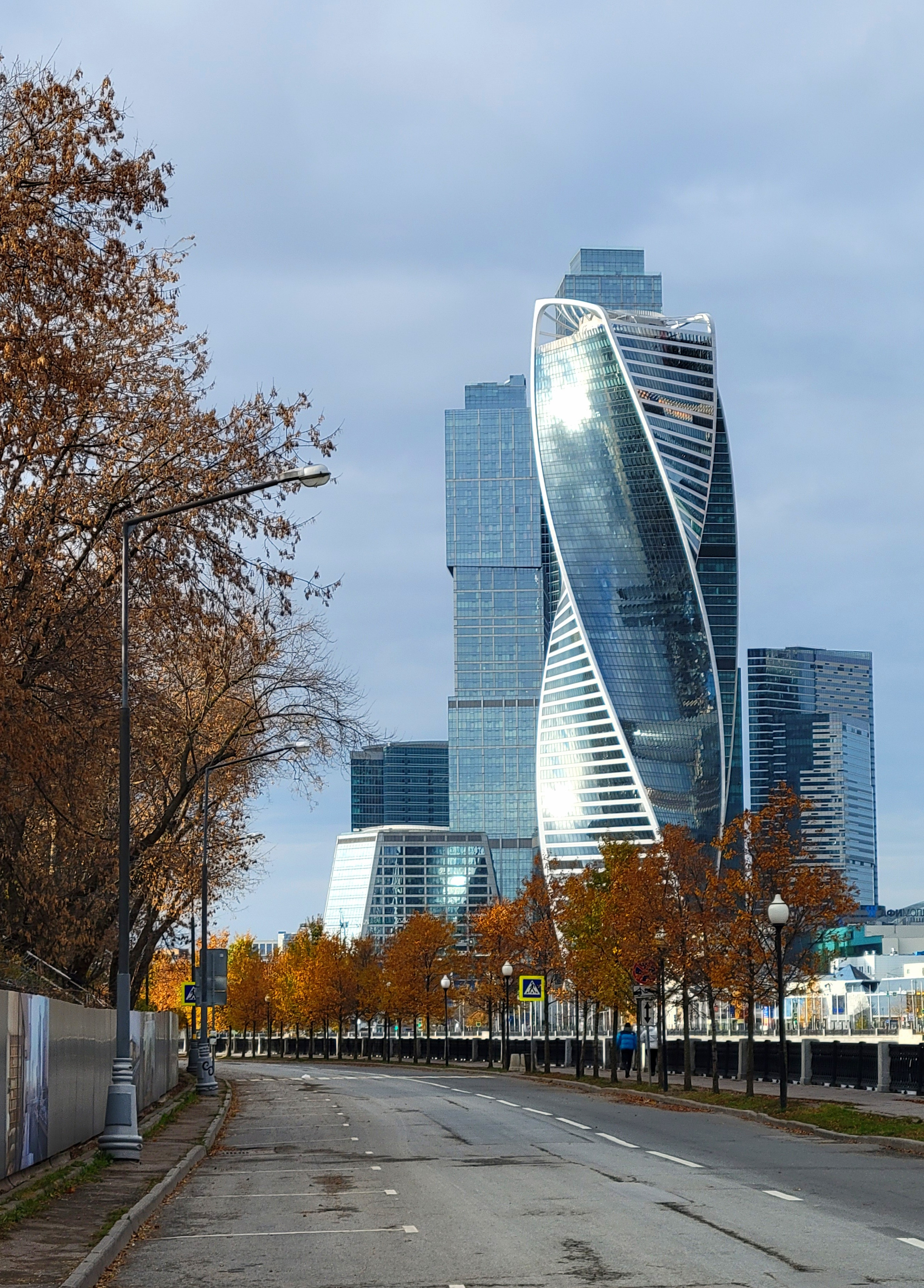 Напротив всегда деловое оживление бизнес-центра, а здесь - покой, тишина. Раньше парк был более густой. 