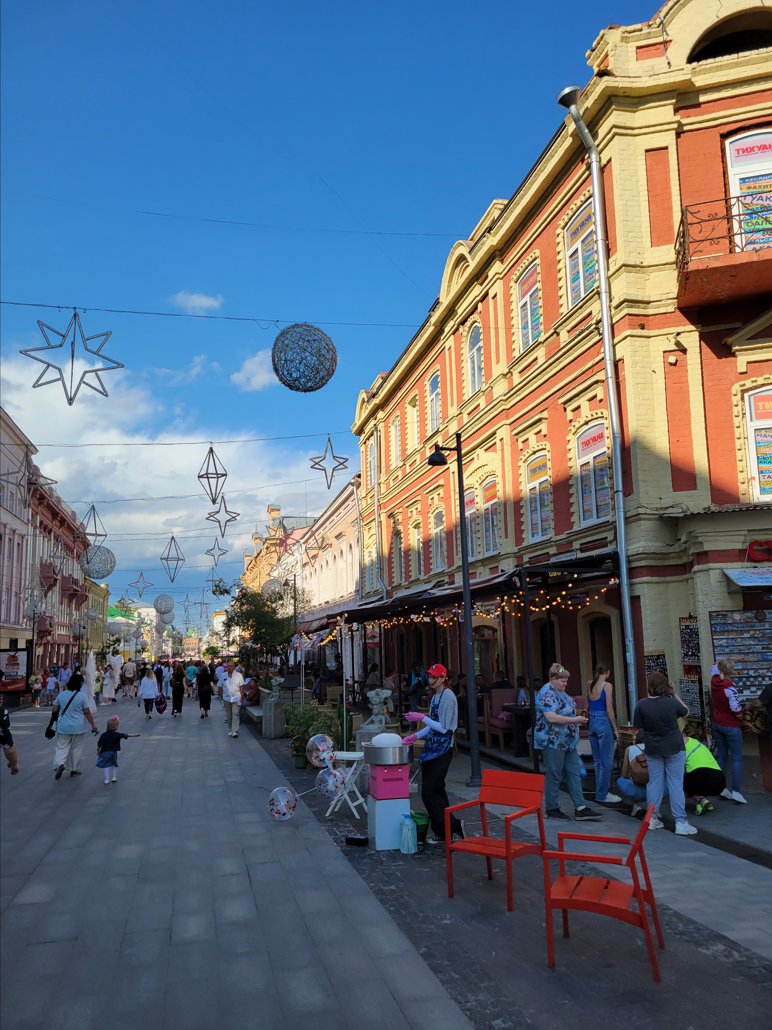 По сравнению с майской прогулкой по Нижнему в городе сильно прибавилось туристов