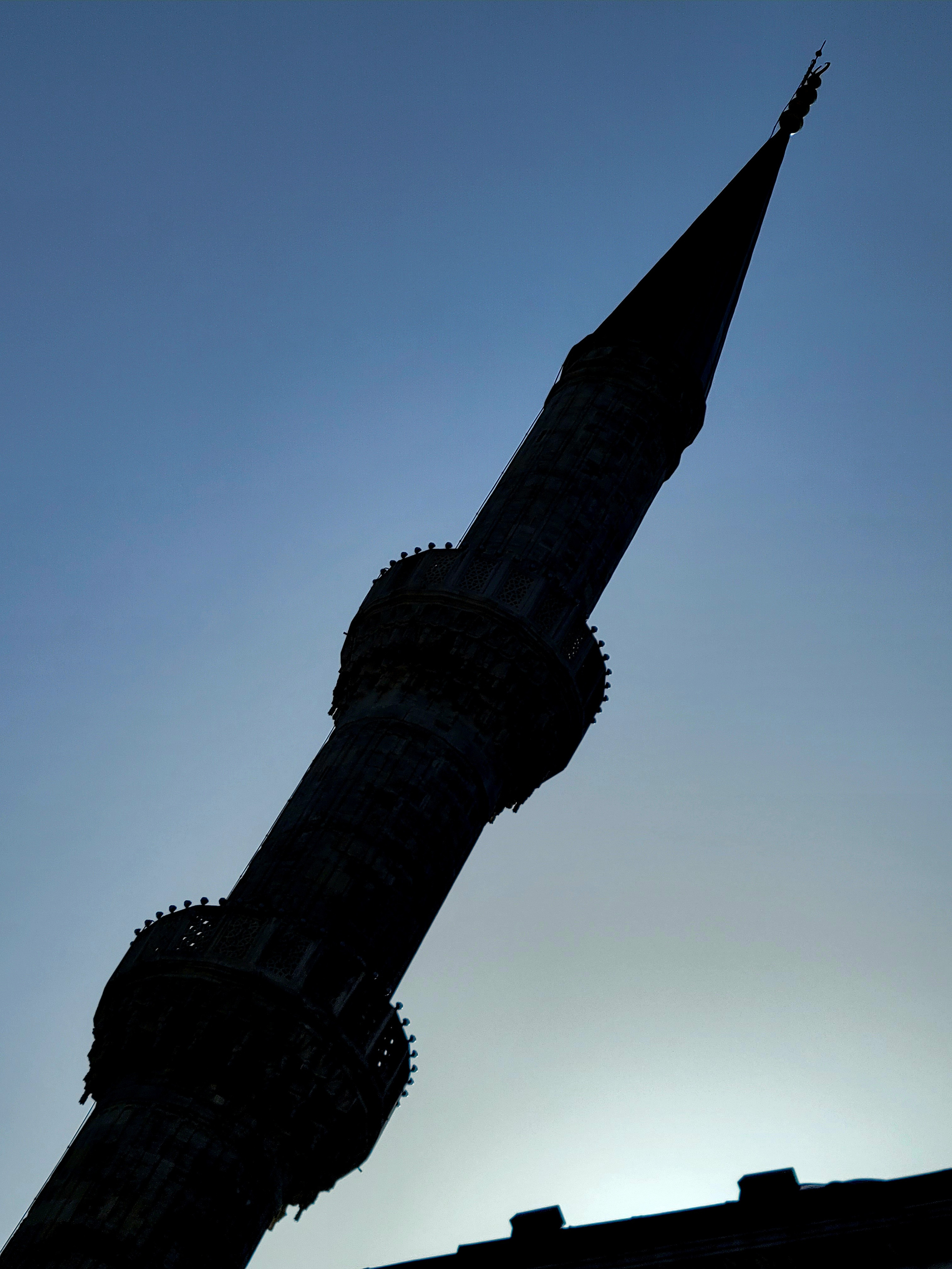 Разразился скандал и Султан Ахмед был вынужден дать деньги на строительство седьмого минарета в Мекке