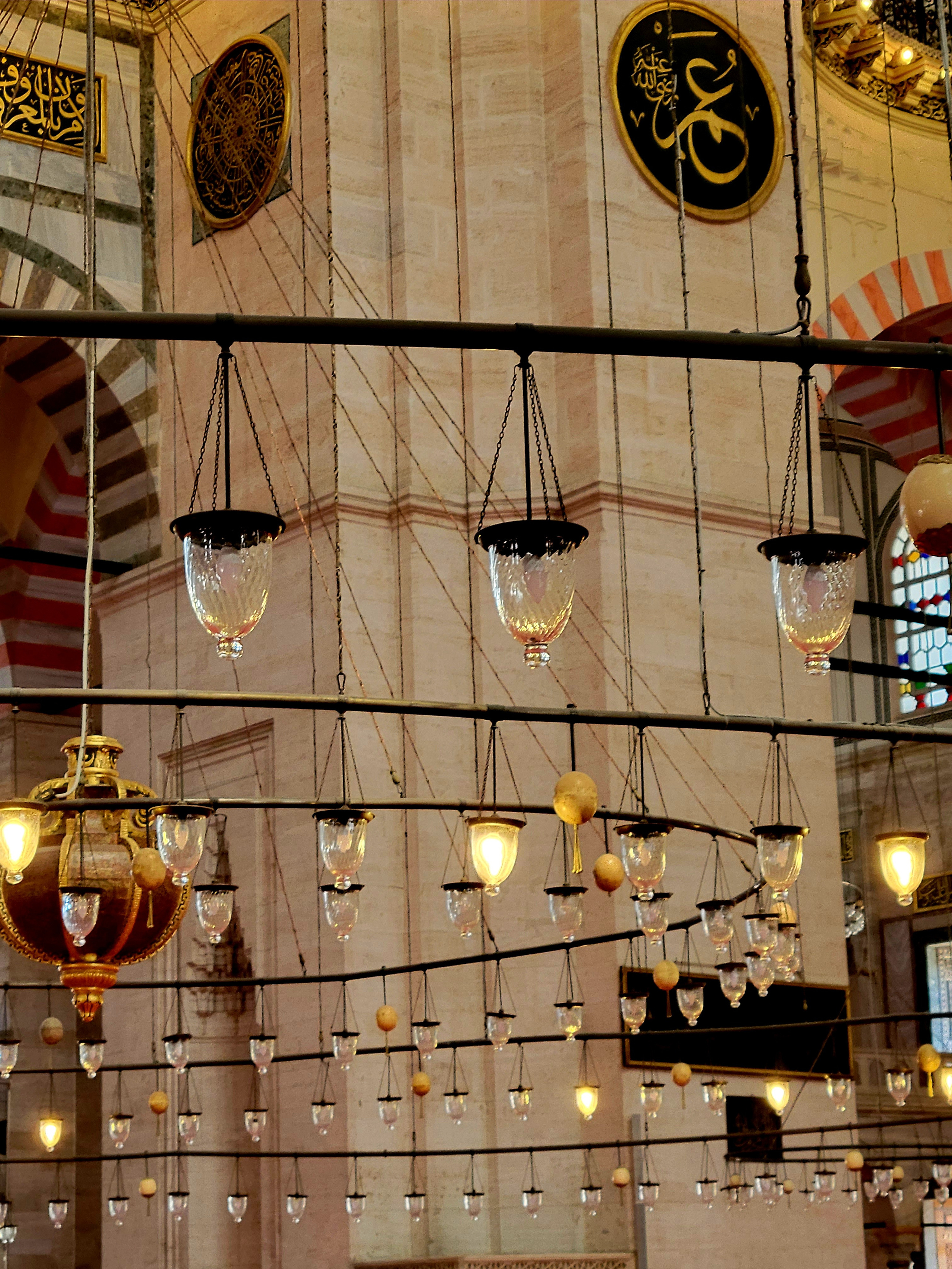 Во все мечети можно входить (снимая обувь при входе). Везде прохладно, ковры. Нет той напряженно-строгой атмосферы, что в православных храмах