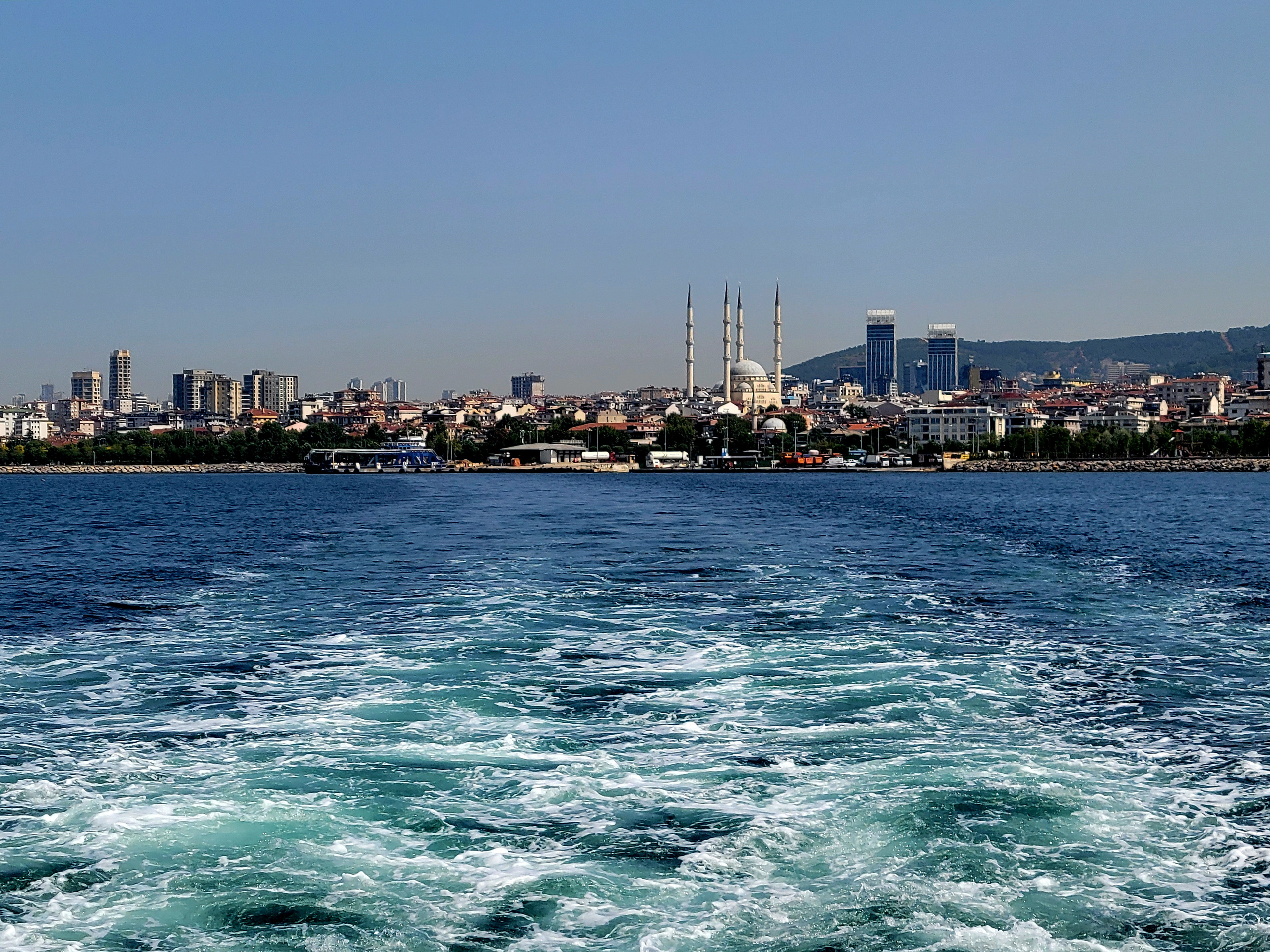 От центра Стамбула туда плыть минут 40. Но т.к. мы жили в азиатской части, прямо напротив островов - путь на кораблике занял минут 20. Стамбул в этой части - высотный современный город (районы Кадыкей, Мальтепе, Картал)