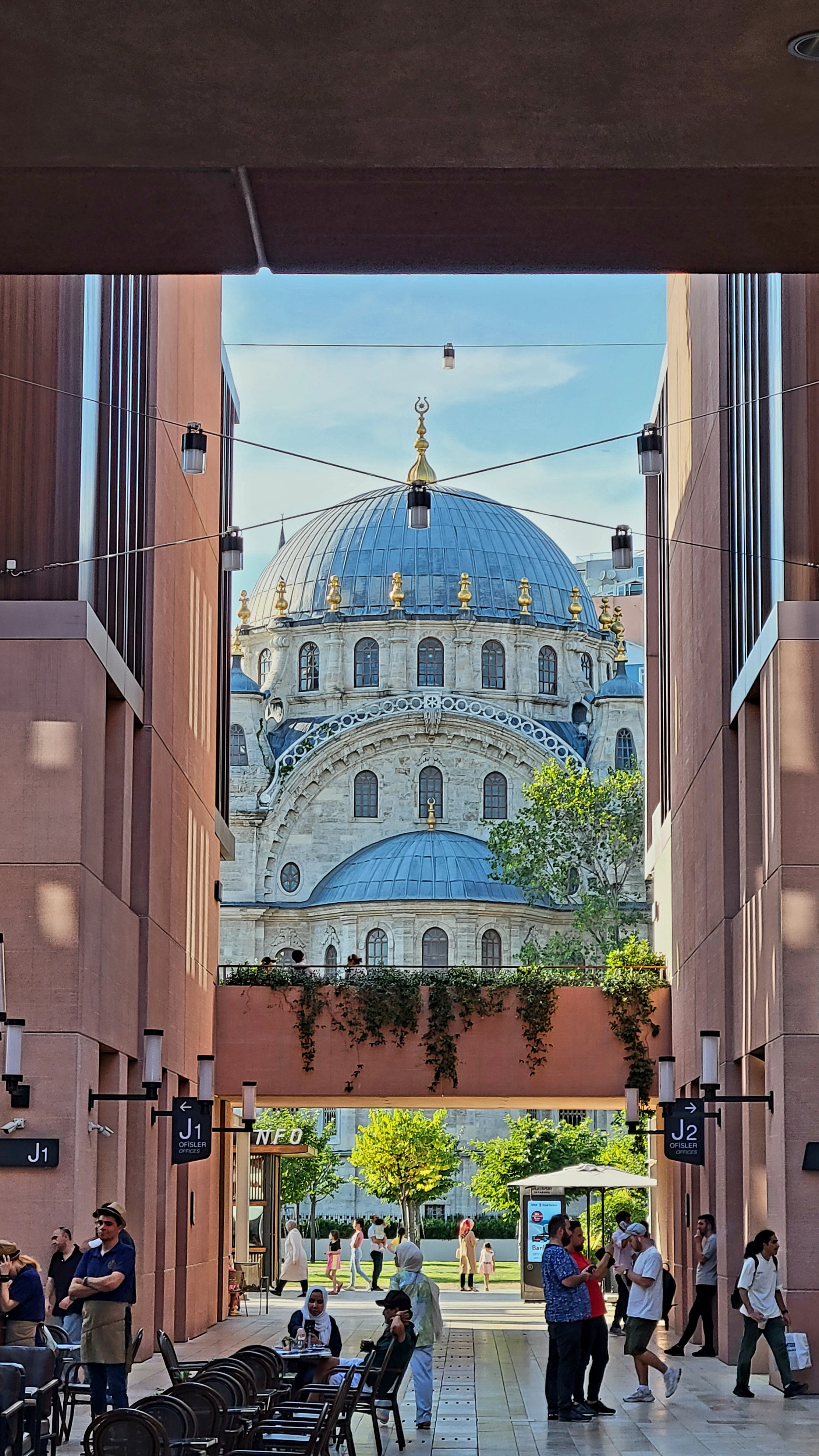 Рядом с современными постройками - исторические здания