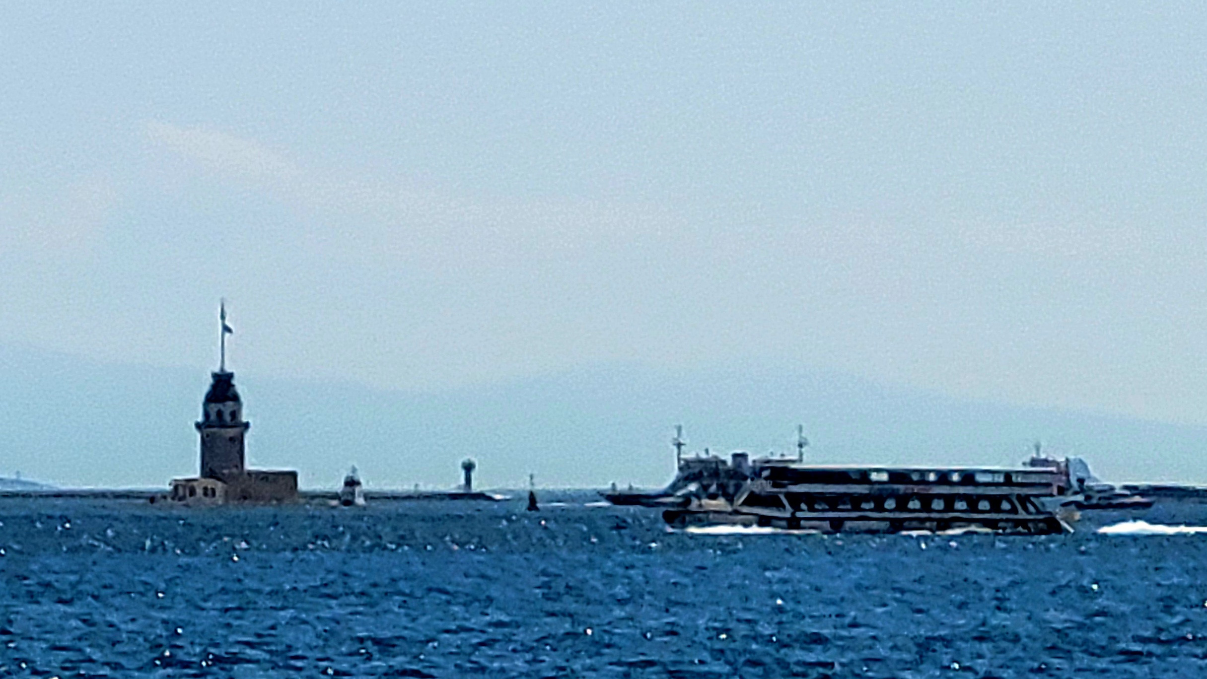 Дворец Долмабахче, как и Топкапи, выглядит как музей. Европейские залы, собрание мебели, толпы туристов, следующие по маршруту аудиогида