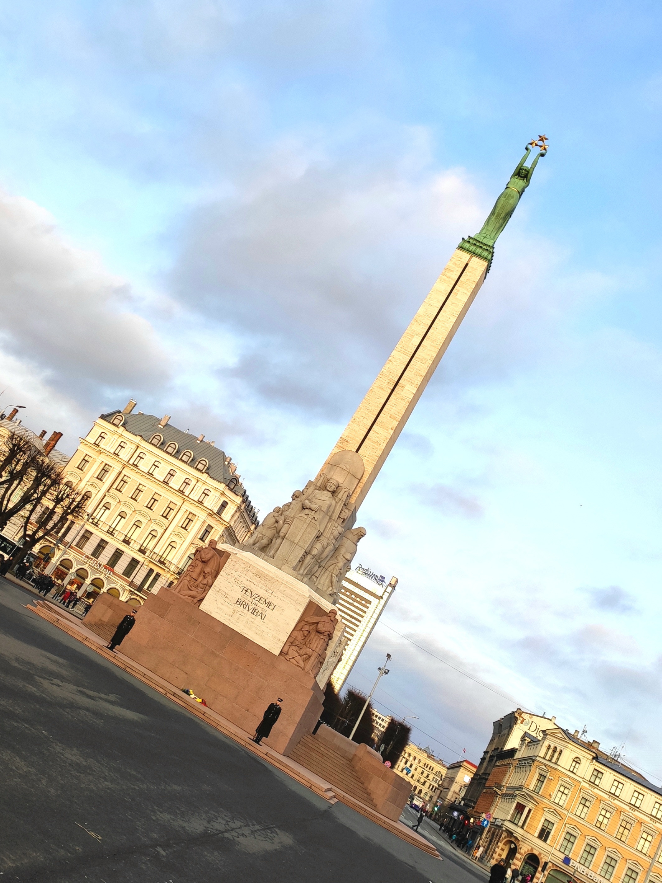 Памятник трем Прибалтийским республикам, или, как шутят, коньяку 3 звезды