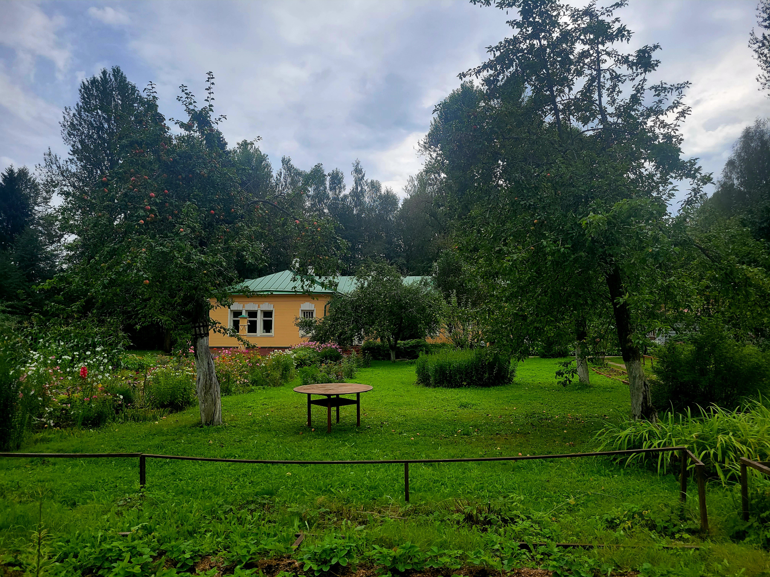 А.П.Чехов занимался садоводством, активно выращивал экзотические овощи и травы. Огород Чехов называл "Юг Франции" Окружен огород аллеей любви