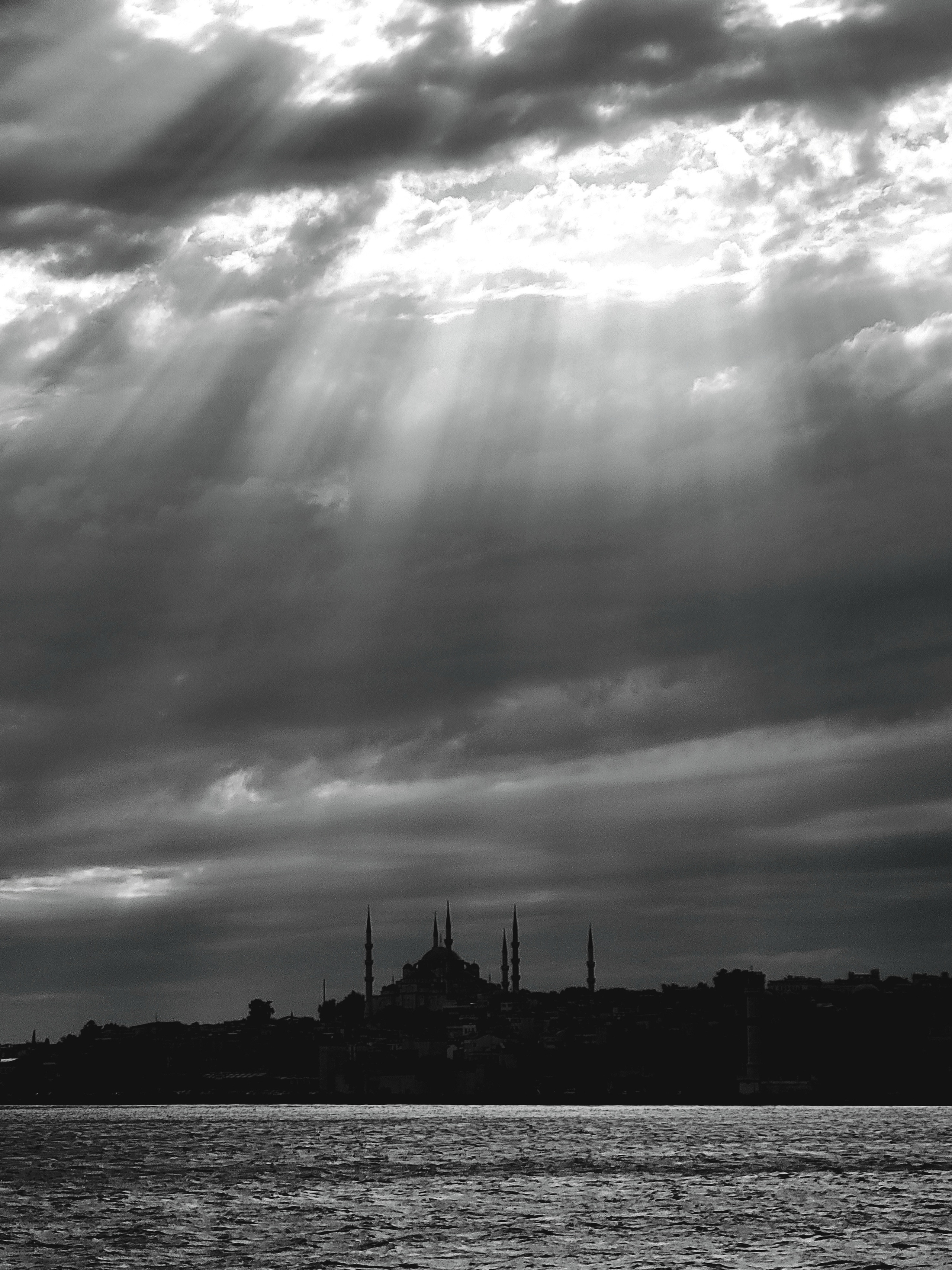 Вечернее солнышко пробивалось сквозь тучки