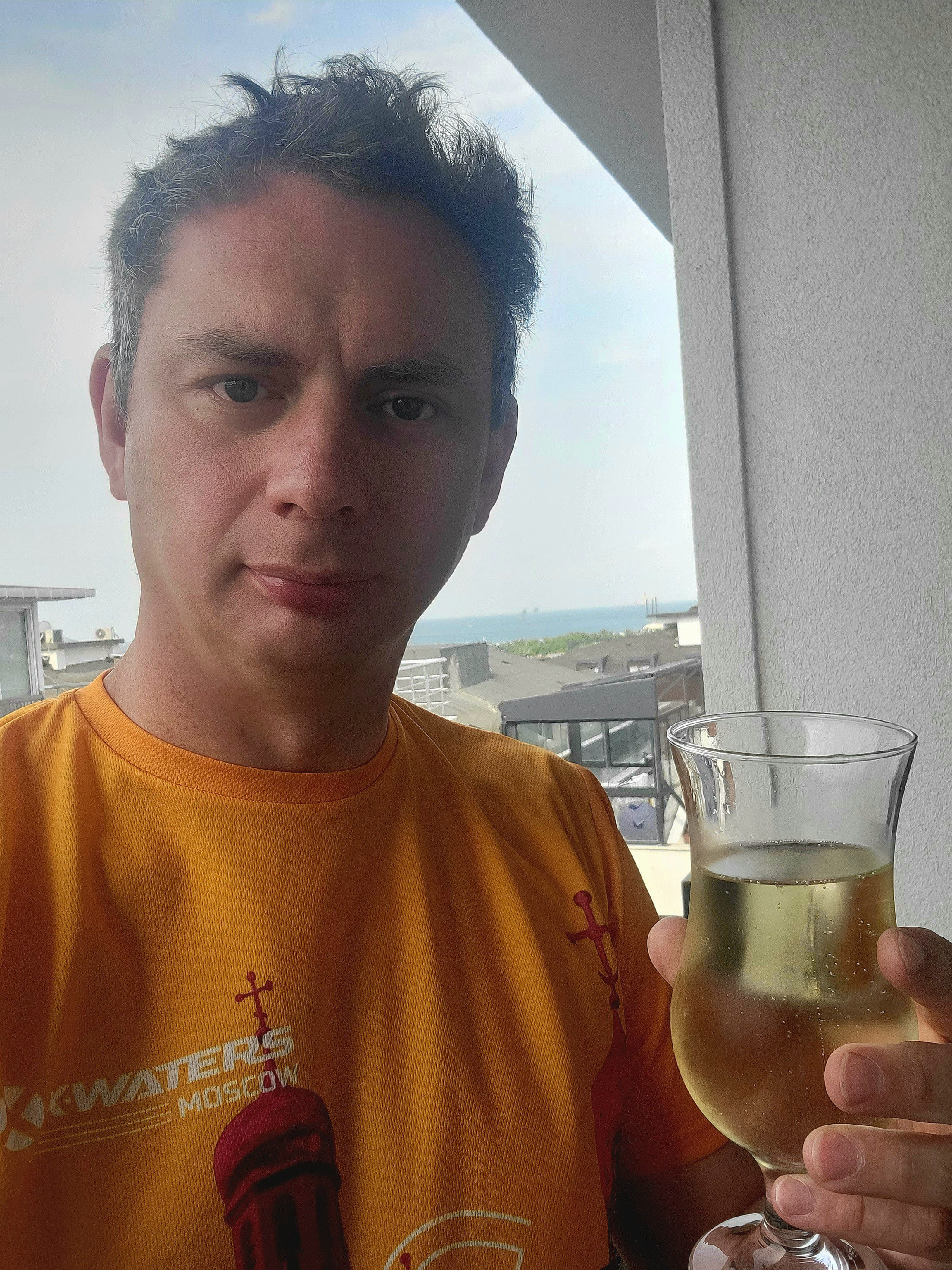 Утро начинал с приготовления завтрака и подаче его на балкон с видом на Мраморное море