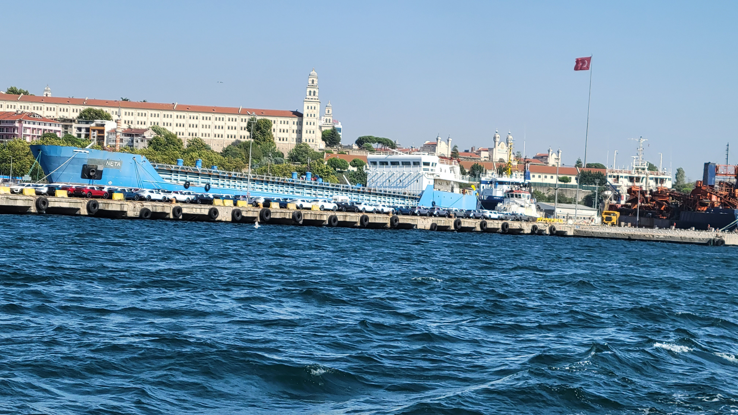 В воскресенье днем скатались на Адалары искупаться. В жаркие выходные пол-Стамбула отправились вместе с нами. На обратной дороге возвращались в центр, полчаса пришлось стоять на кораблике в первый раз за 2 недели 