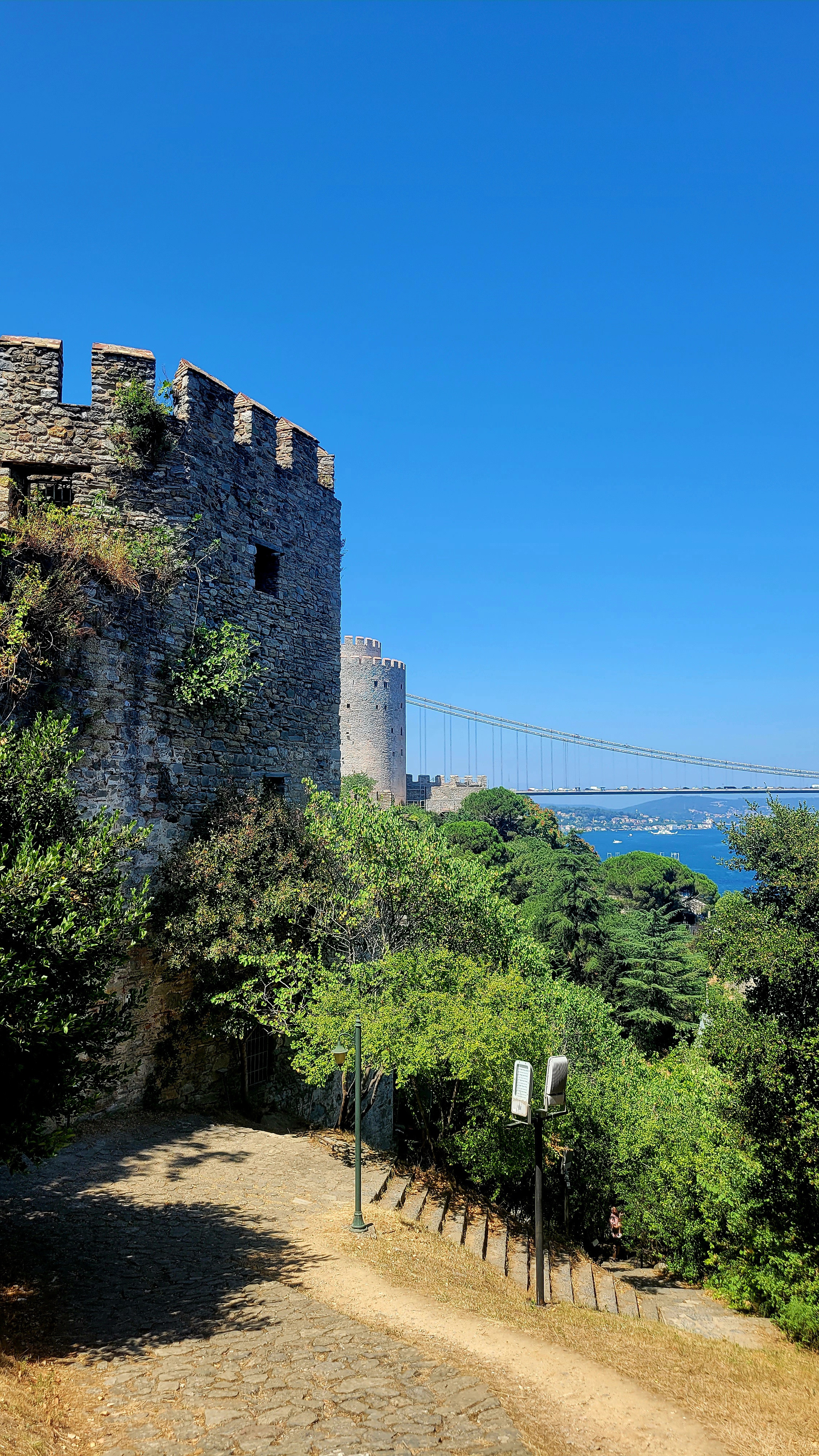 Внутри крепости разбит парк, проложены дорожки, установлены лавочки и оборудованы смотровые площадки