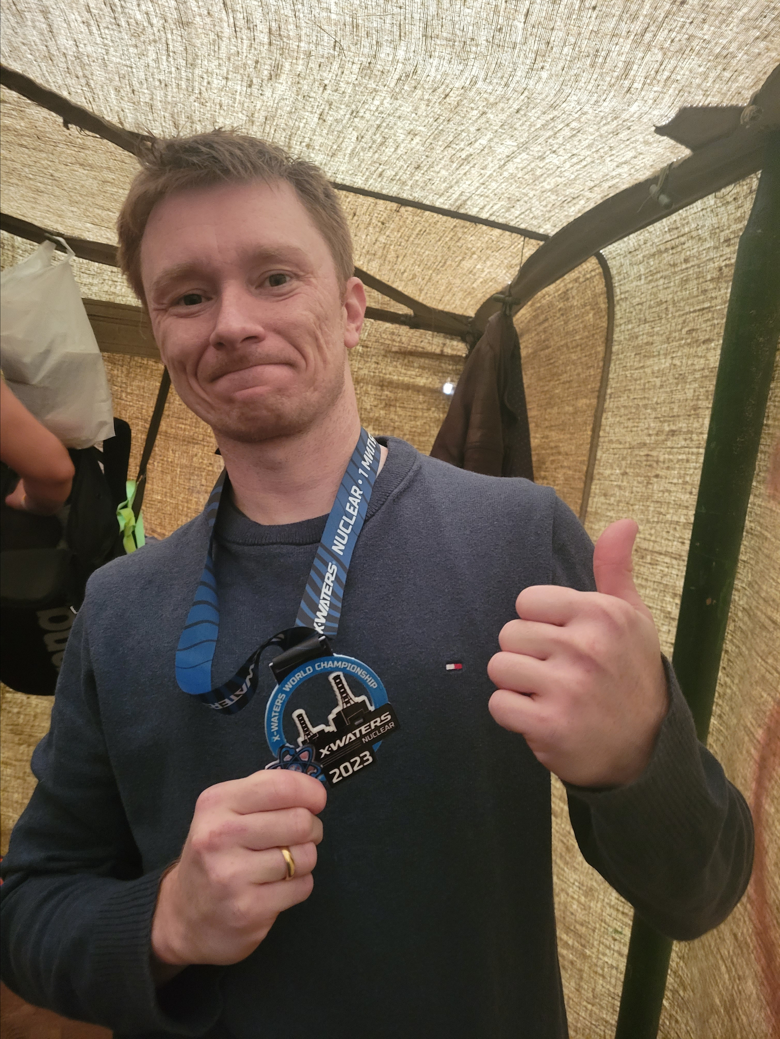 Чуть больше получаса в тепле, плывешь, наслаждаешься. И вот уже финиш, медаль, банан и в палатку к печке.