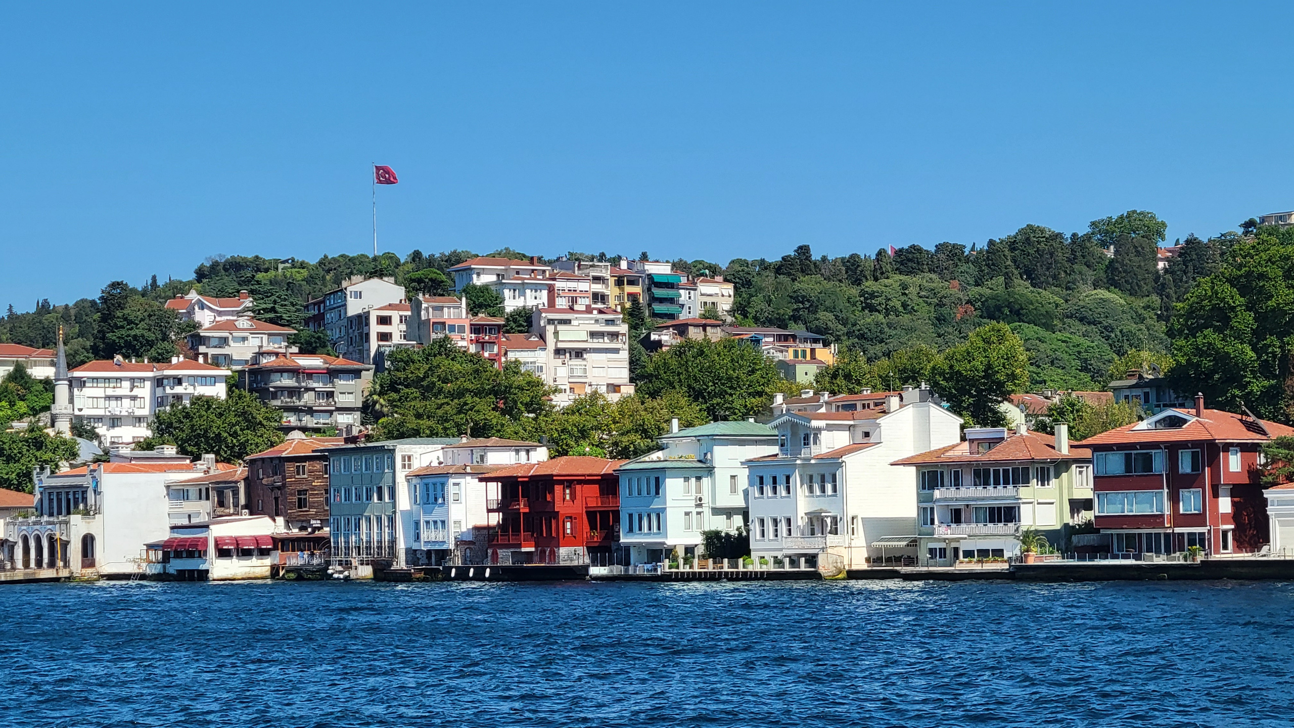 Вдоль набережной дорогие виллы