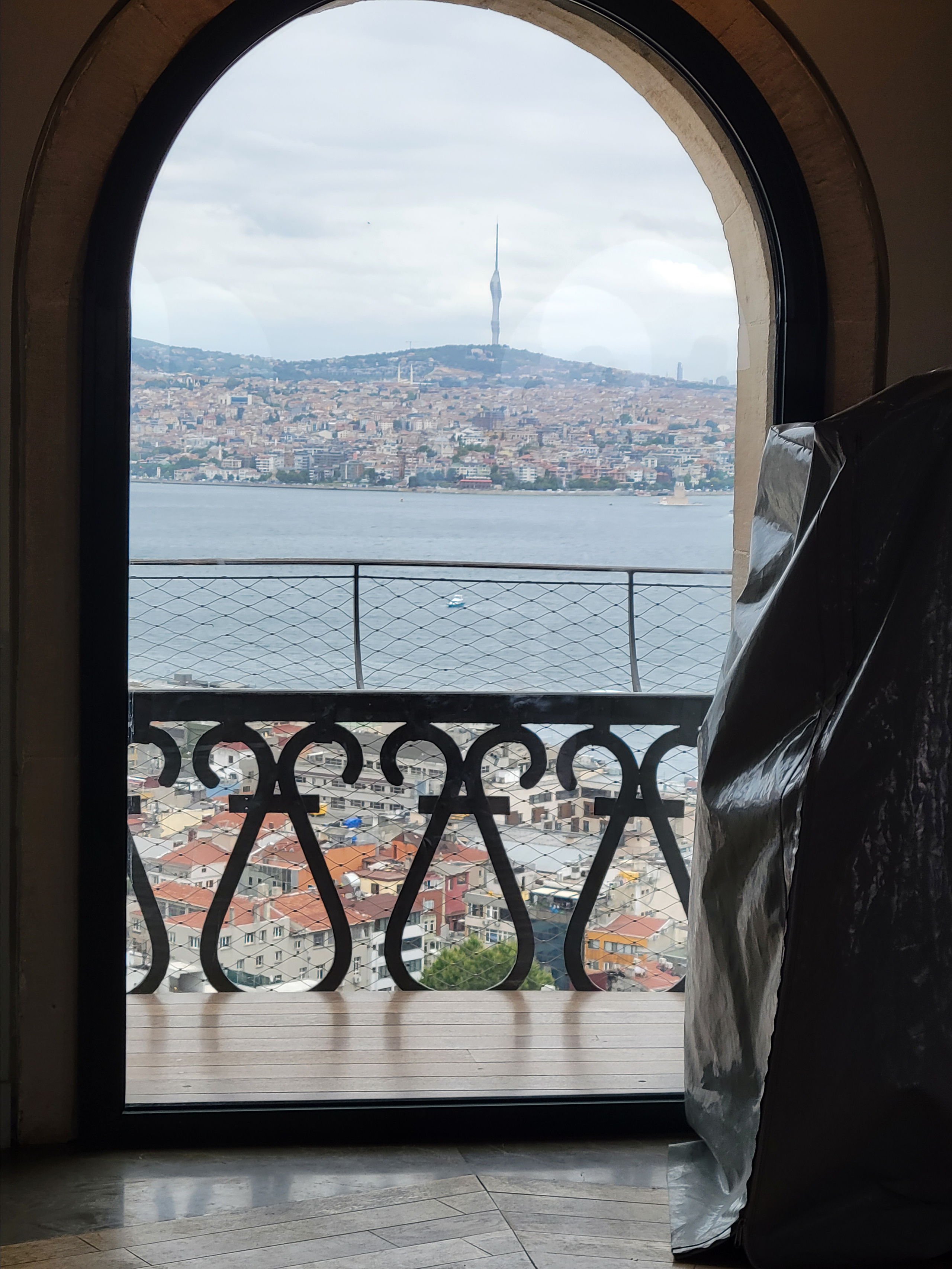 С нее был совершен один из первых полетов в мире - на искусственных крыльях (аналог дельтаплана) ученый Хезарфен Ахмет Челеби перелетел через Босфор в азиатскую часть города в 1632 г.