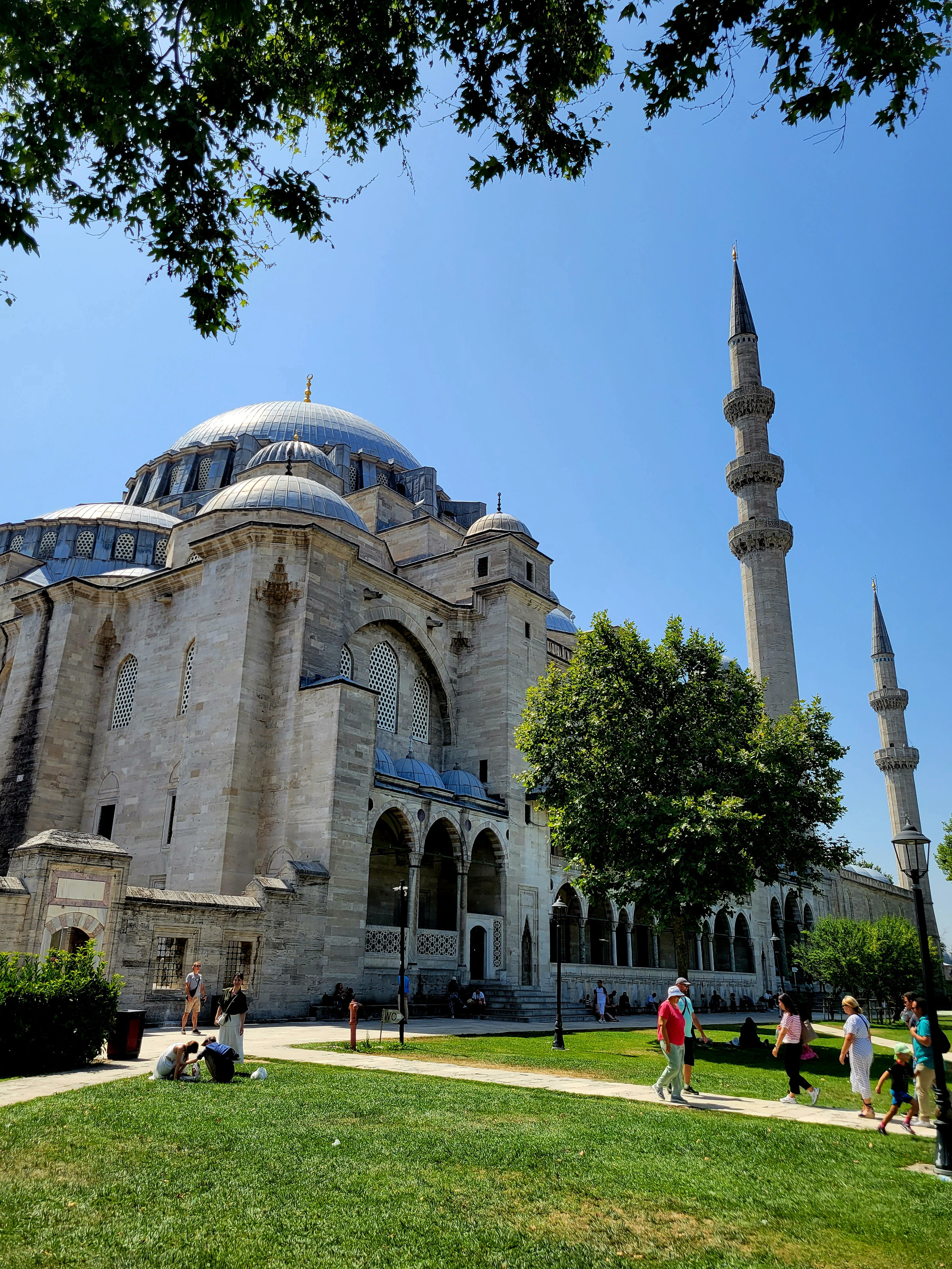 Узкими улочками, забитыми мусором, ящиками, палатками торговцев и минимагазинчиками, с узикими тротуарами, забрались в горку к Сулеймании