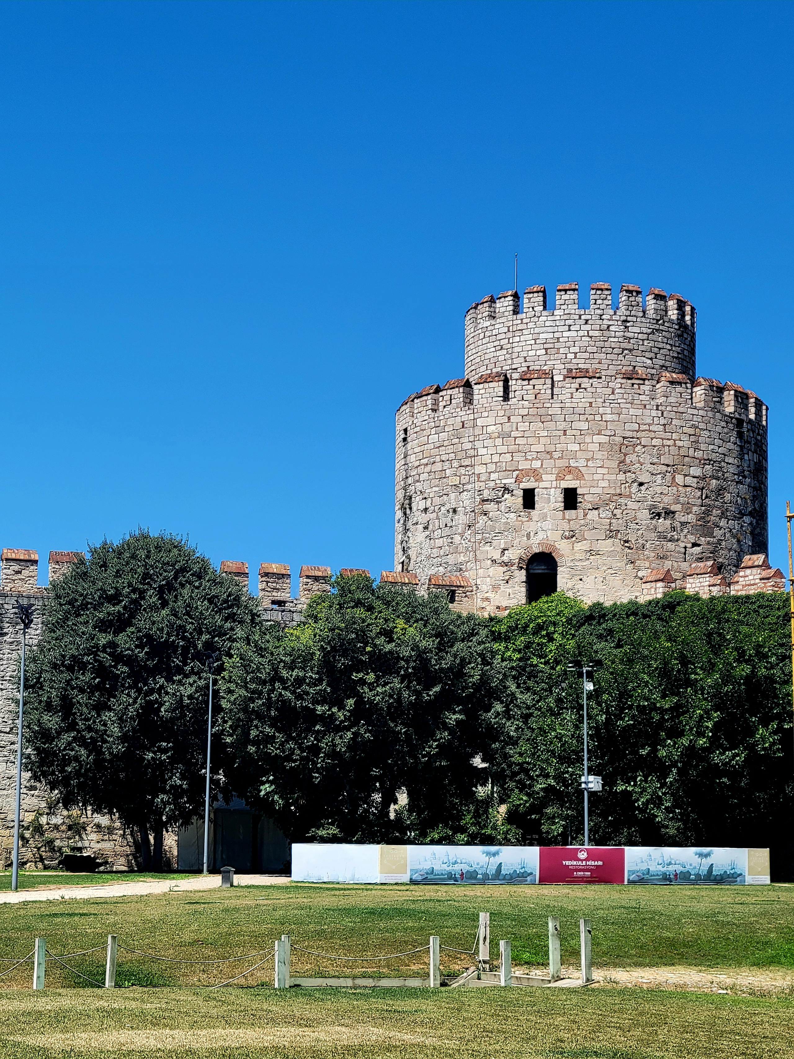 Несколько лет замок был закрыт, сейчас его отркыли. Вывесок нет, но есть кафе и билетная касса. 