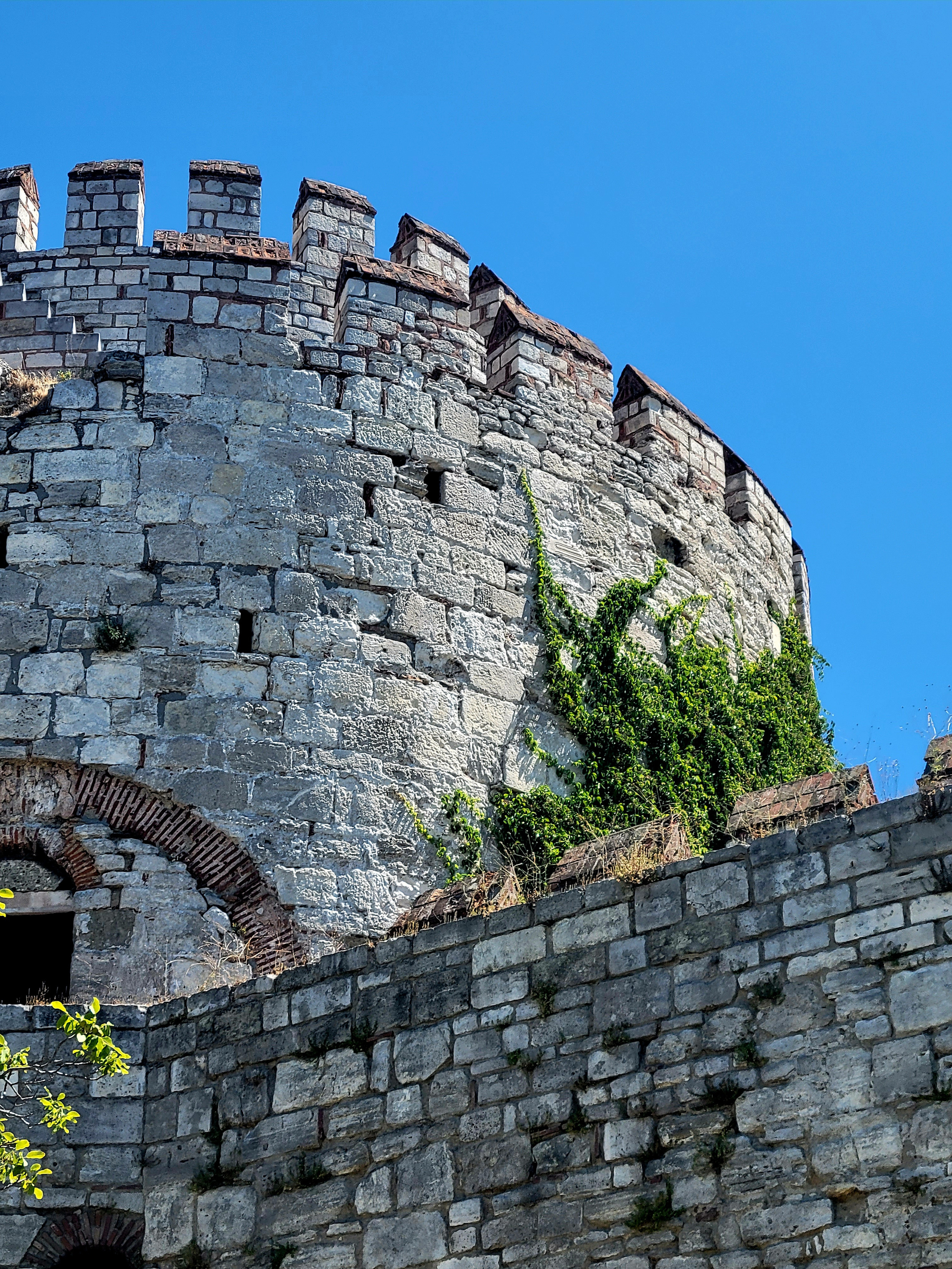Семибашенный замок - крепость, которая вошла частью в систему городских стен. Позже играл роль тюрьмы, считавшейся самой защищенной