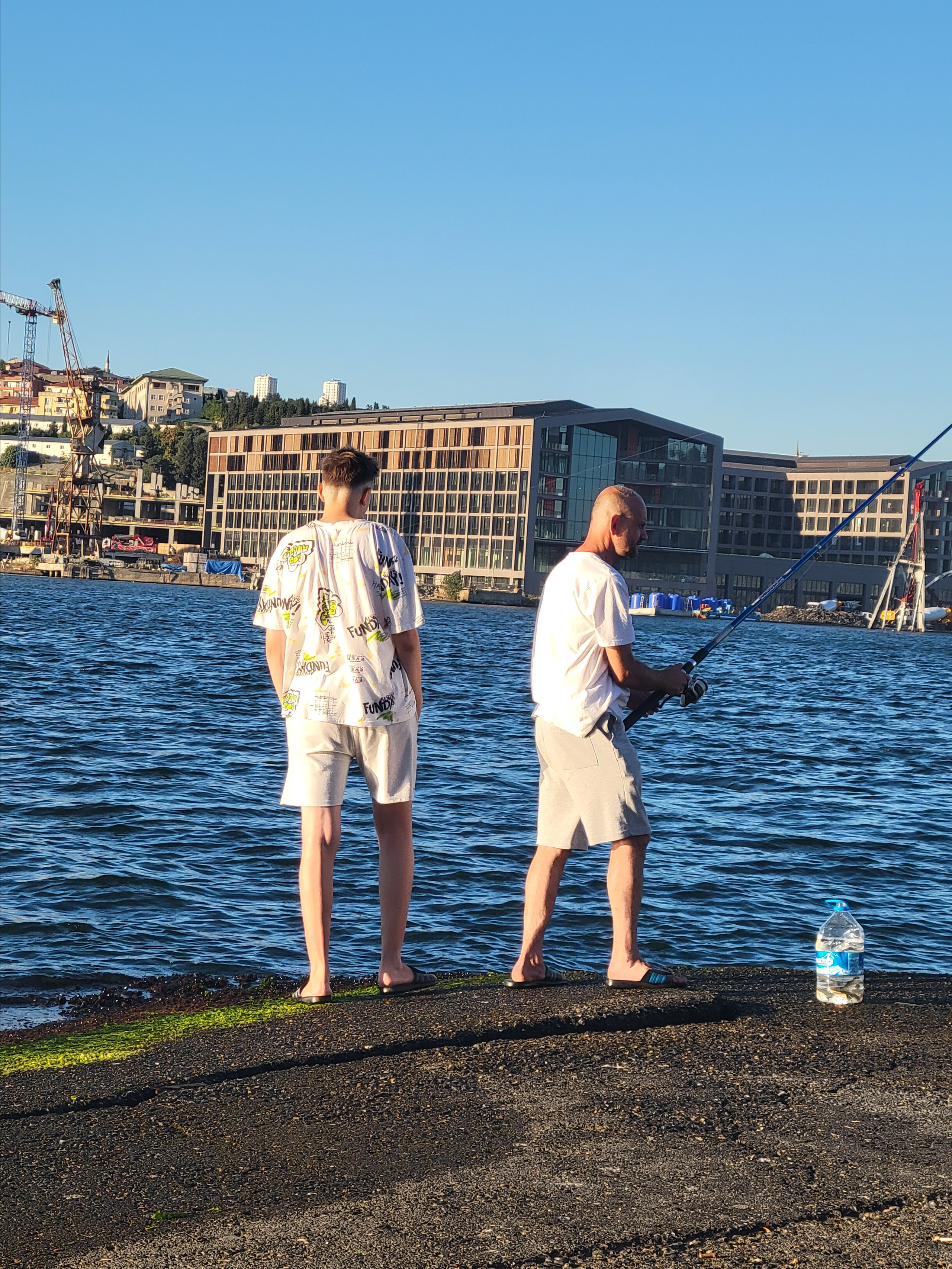 Часть отдыхающих занята рыбалкой. Рядом сидят котики и терпеливо ждут мелкий улов, который достается им