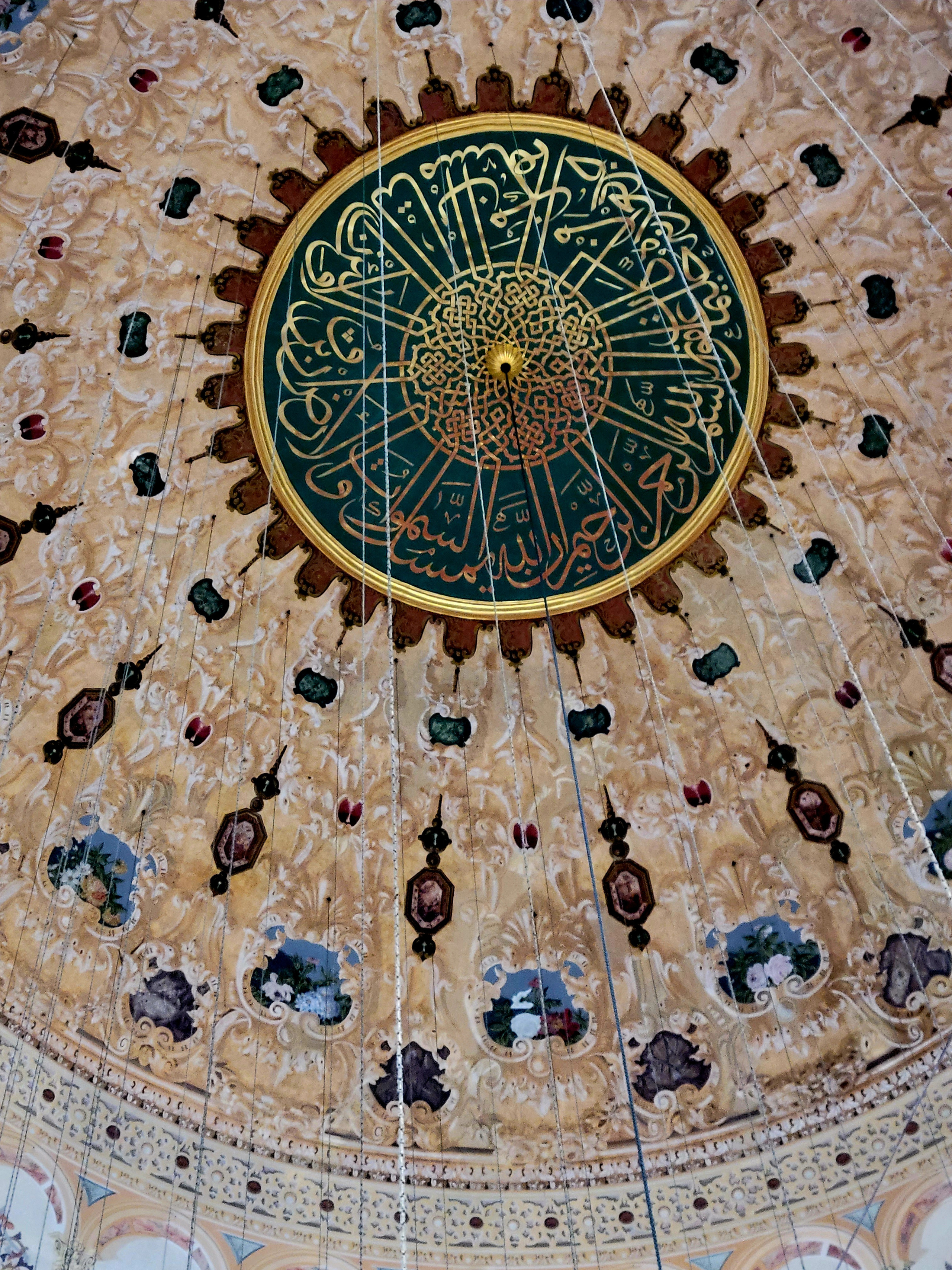 Мечеть и квартал вокруг нее - мусульманский центр. Здесь и медрессе, и библиотека, и хамам.