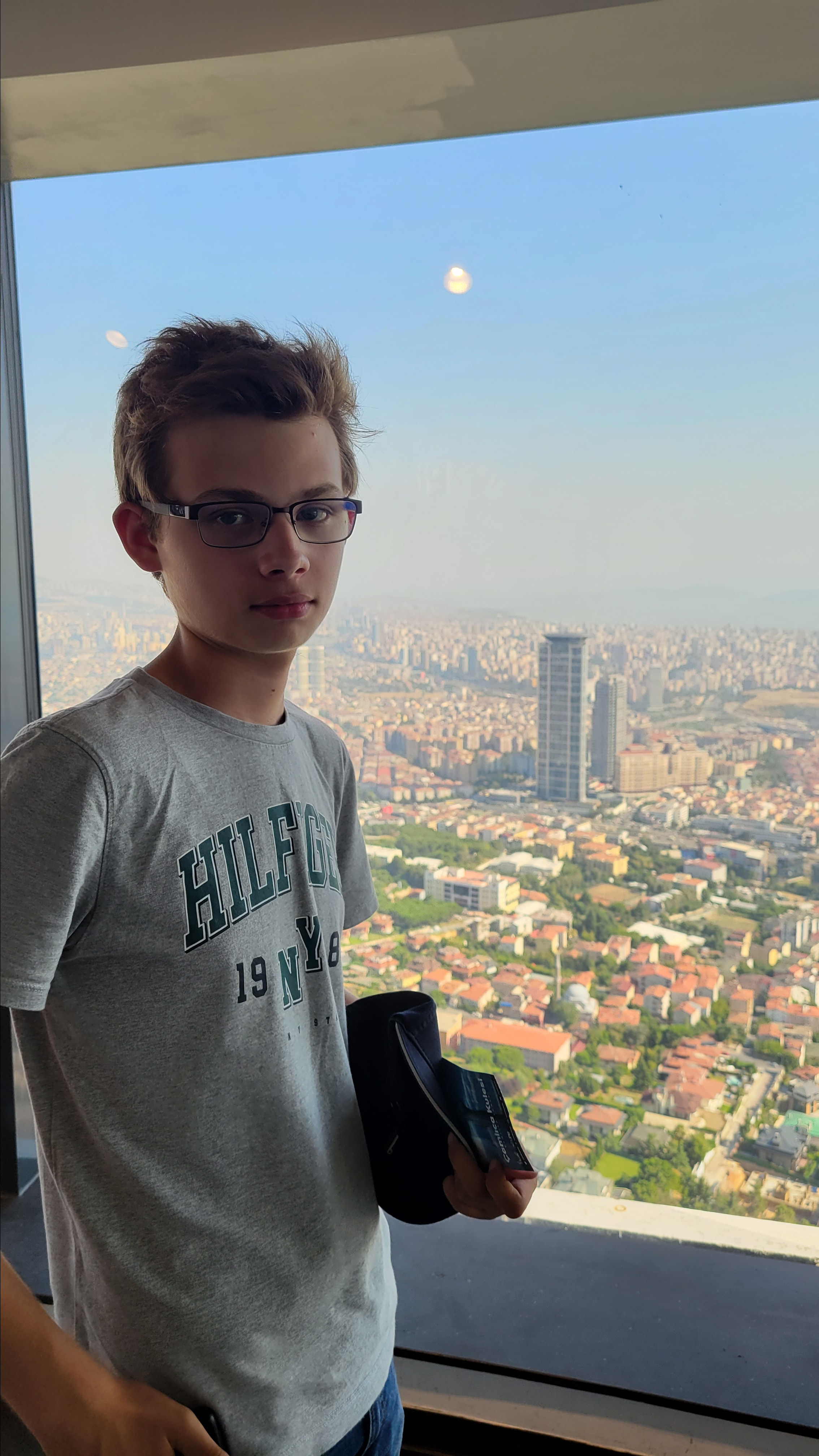 Строительство башни началось в 2016. Констуркцию смотровой площадки, ресторанов и технических помещений добавляли по очереди, этажами, "насаживая" на шпиль башни