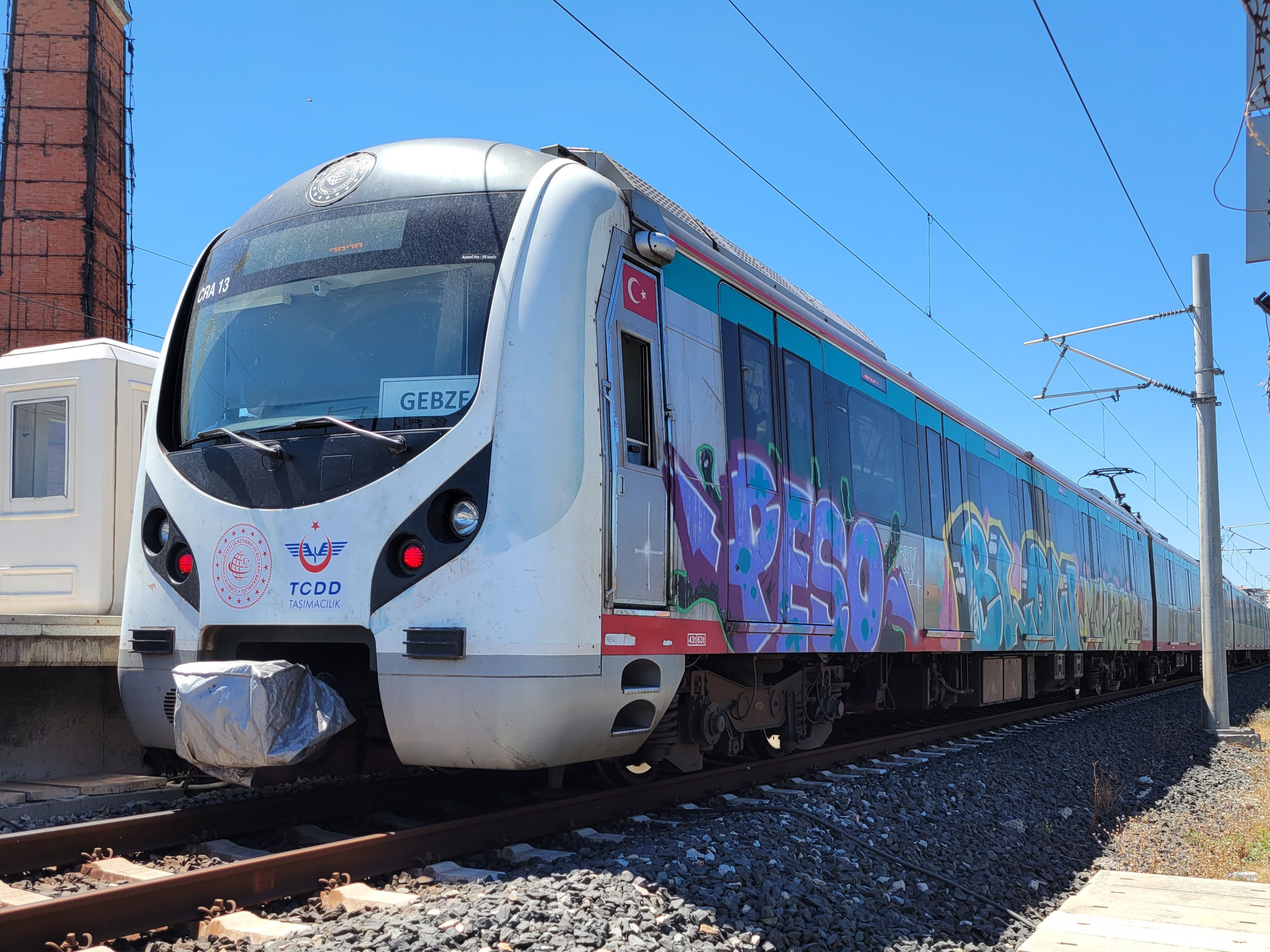 В очередной раз оценили наше жилье - Мармарей за 30 минут домчал нас в кондиционируемом вагоне вдоль моря и под Босфором прямо к замку