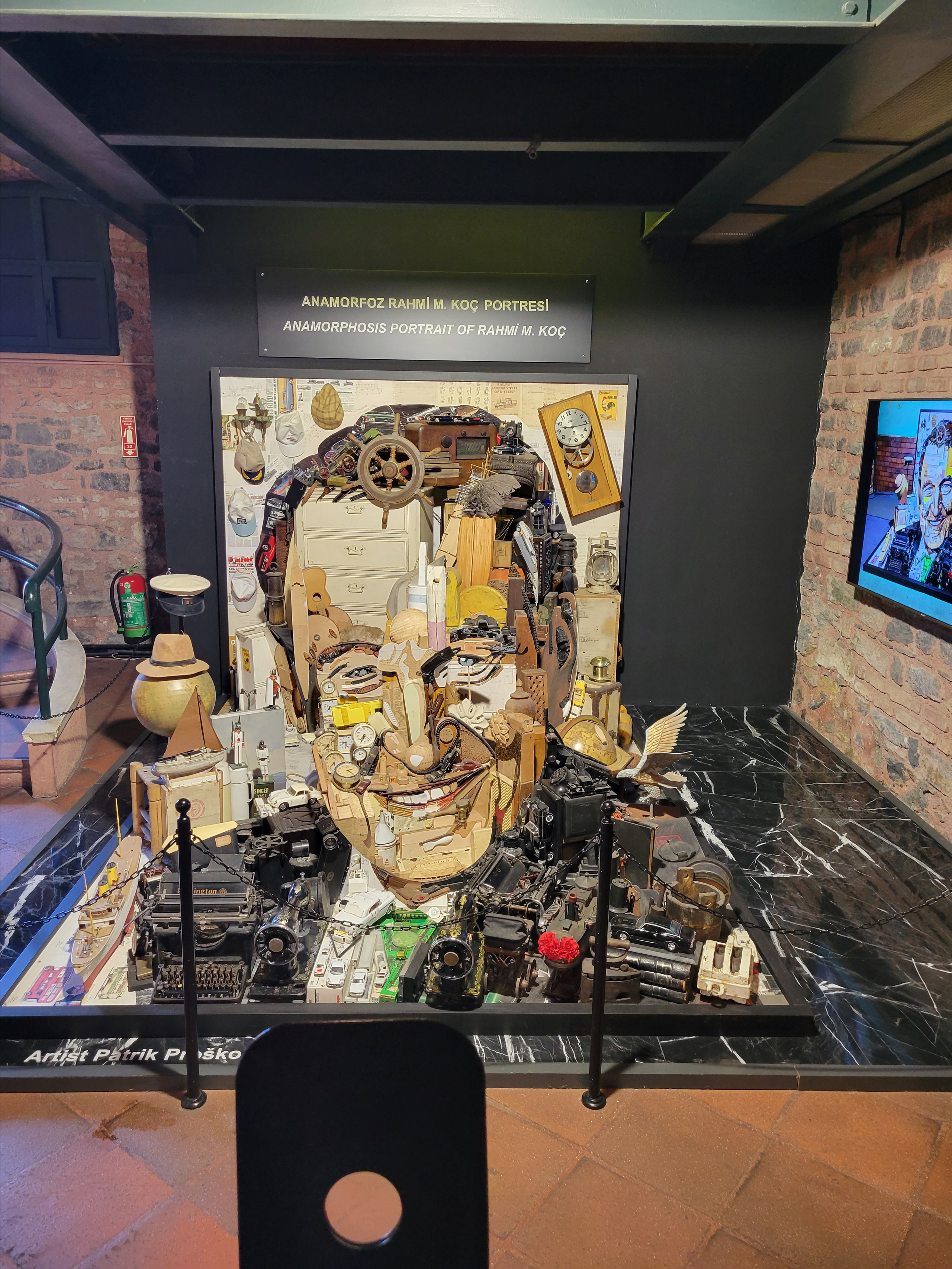 Второй день прогулки в этом месте продолжили с той же балатской набережной, а дальше отправились на кораблике по Золотому рогу в технический музей Рахми Коча. На входе - его портрет из различного технического барахла