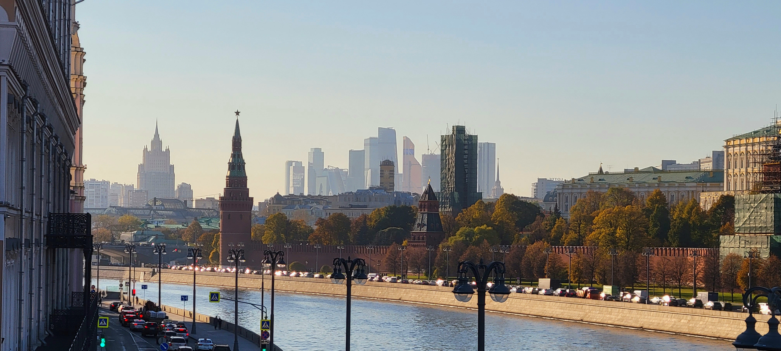 Вид с Москворецкого моста на Кремль и Москва-Сити. Утро
