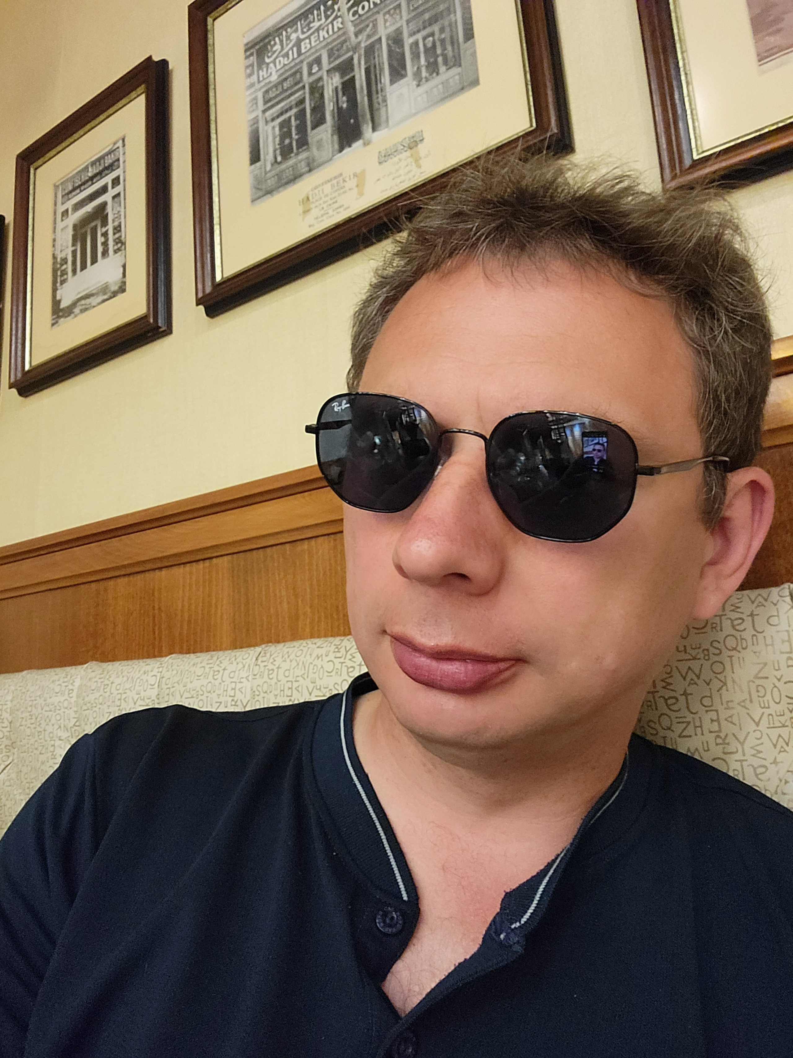 В историческом кафе-кондитерской, с 1777 г продающей пирожные и баклаву