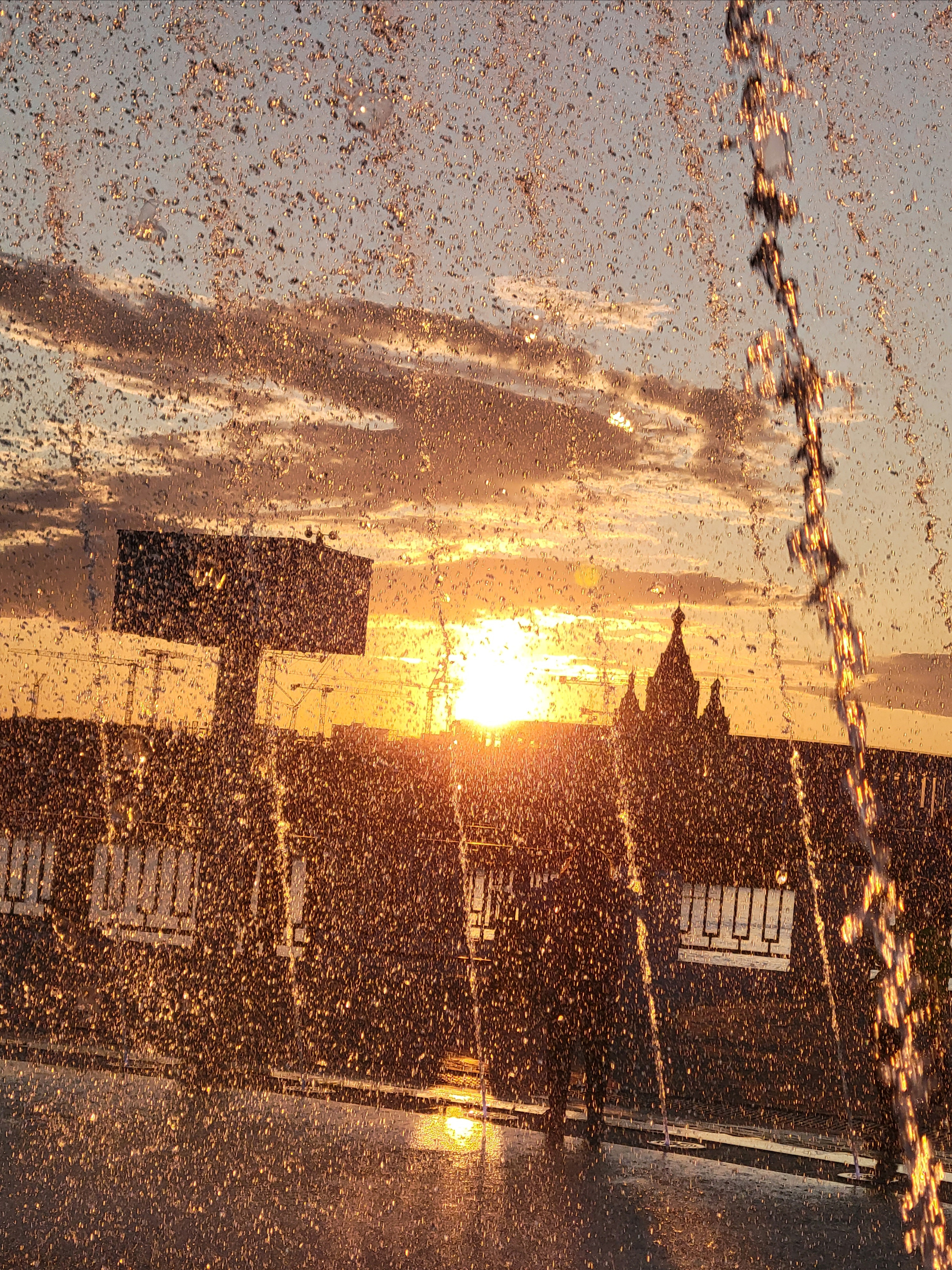 Фонтан на набережной у Стрелки