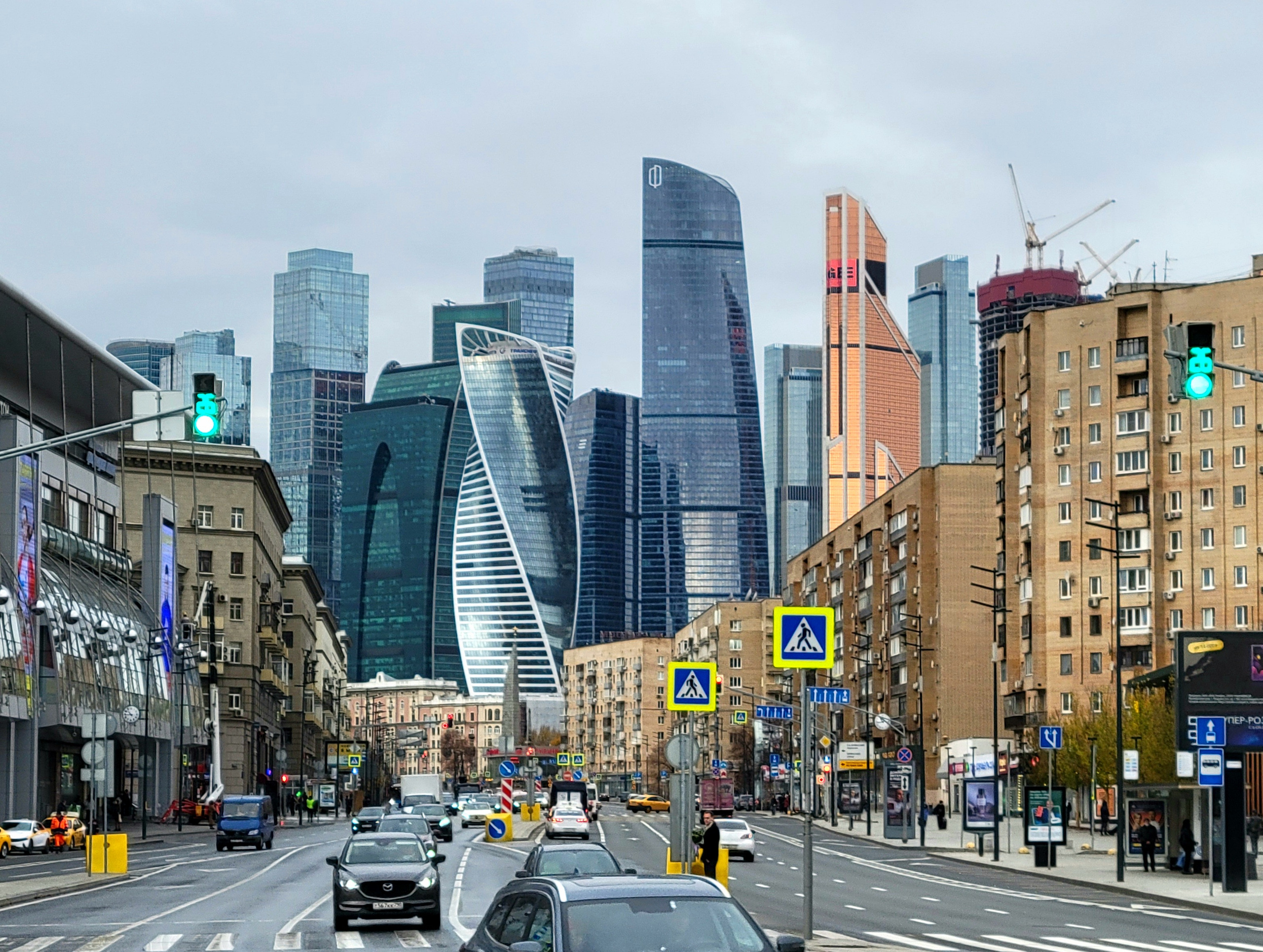 Здесь Москва-сити особенно остро выглядит как внеземной фантастический пришелец 