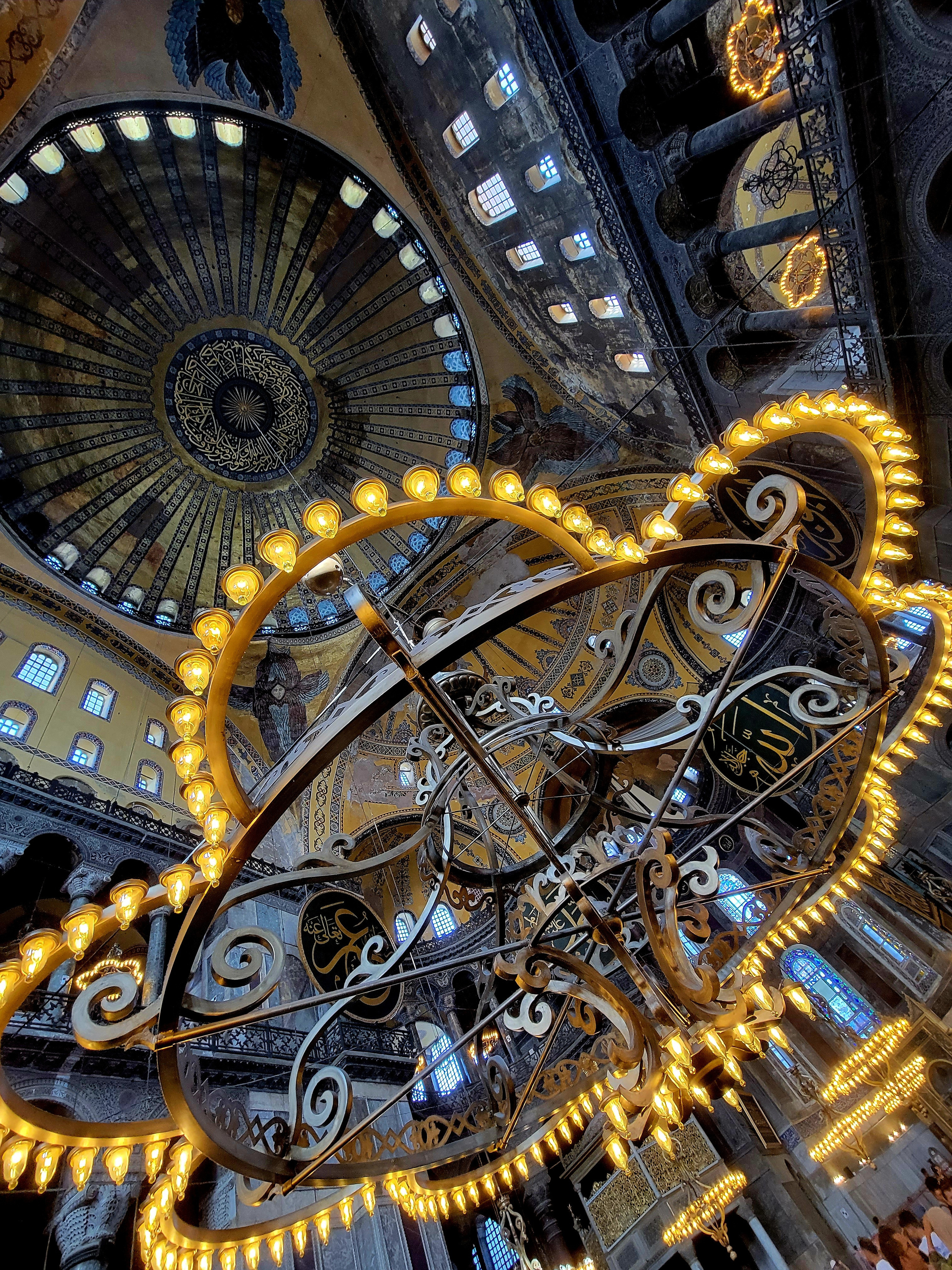 Сейчас в Софии мечеть. Доступ к фрескам на втором этаже ограничен, но они в бОльшей части занавешены, а не закрашены, как это бывало в Средние века. Ну и еще один плюс - вход в Айя-Софию стал бесплатным