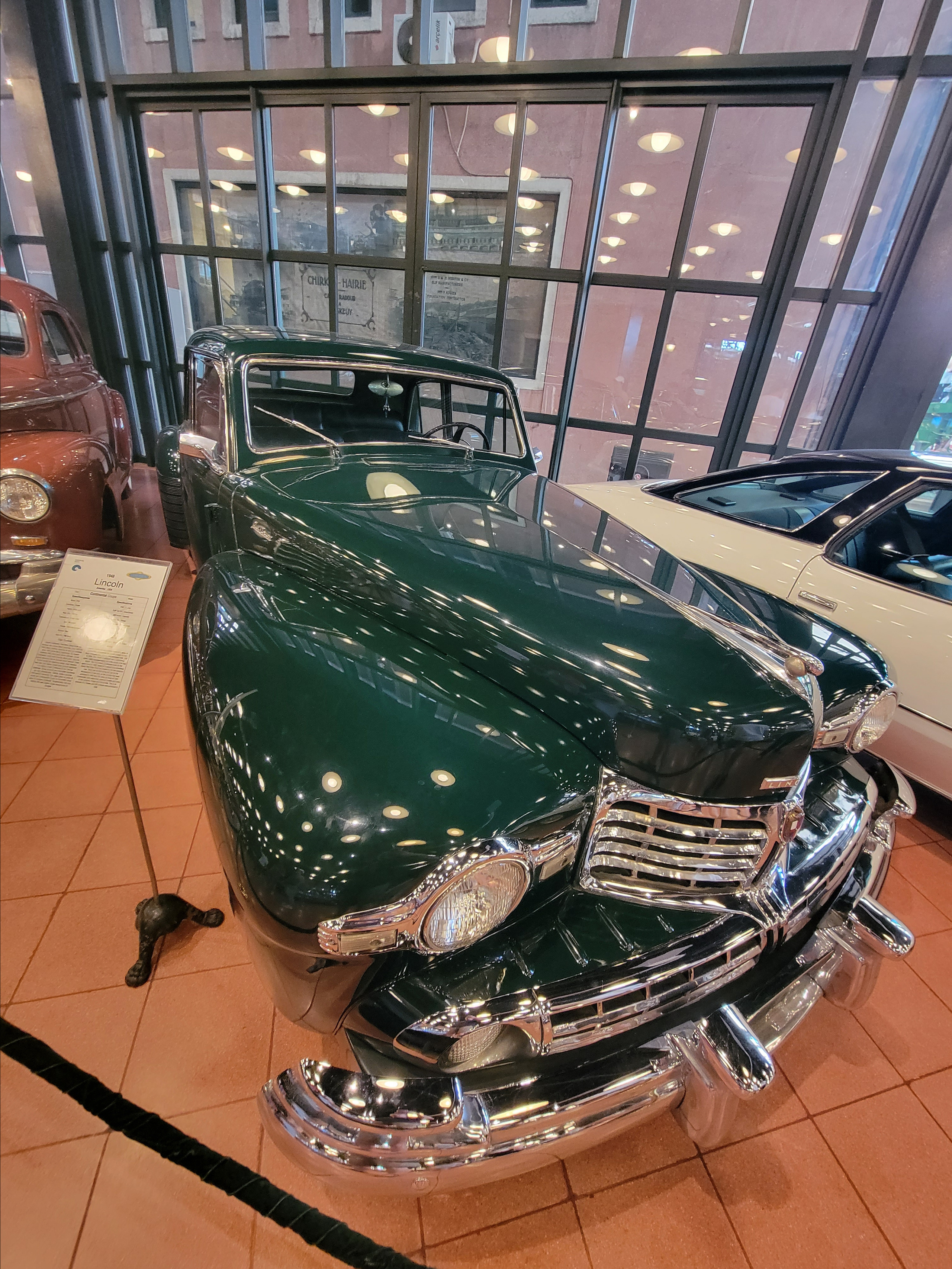 В музее огромная коллекция старых машин, самолетов, кораблей, станков